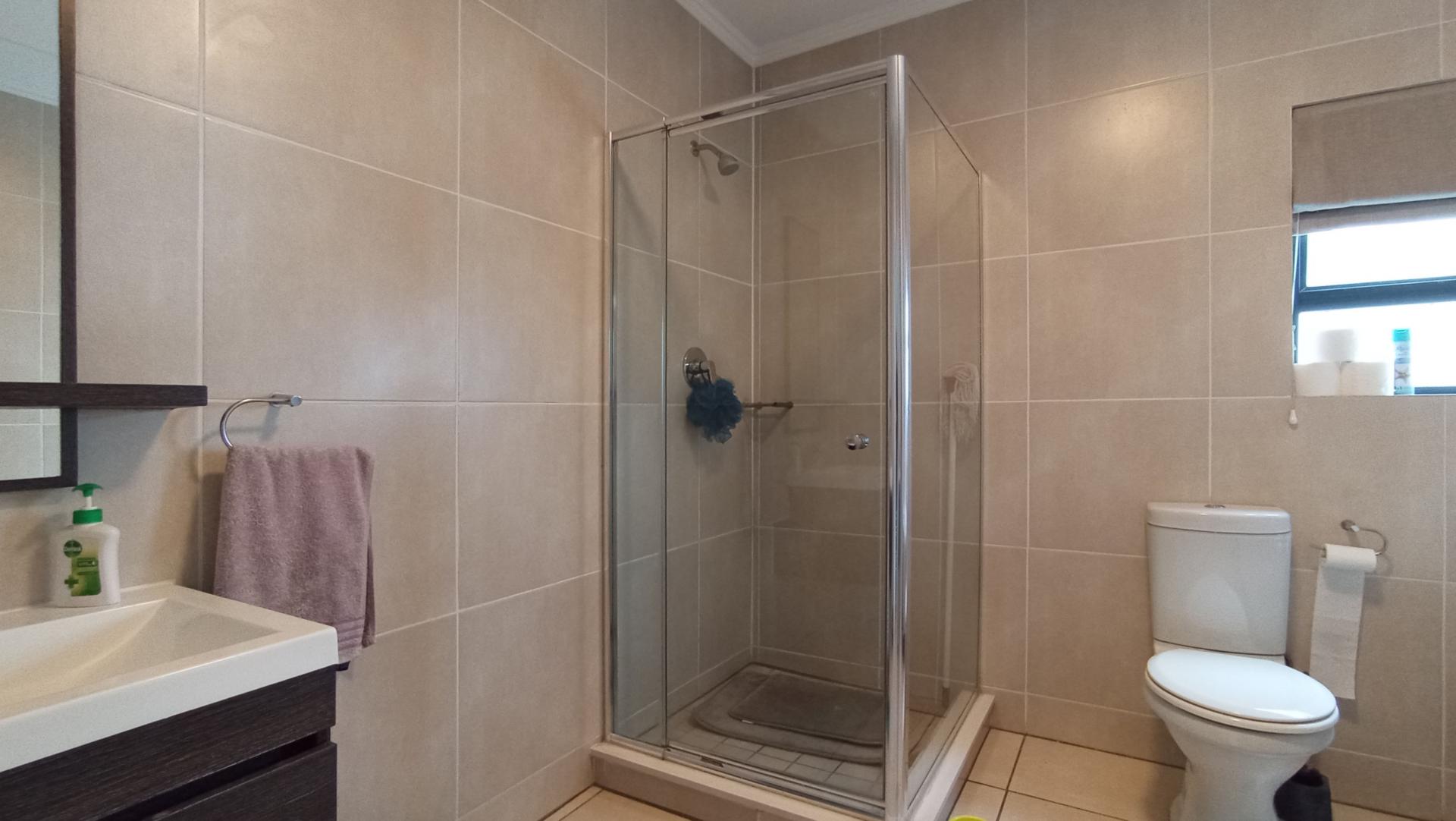 Bathroom 1 - 8 square meters of property in Greenstone Hill