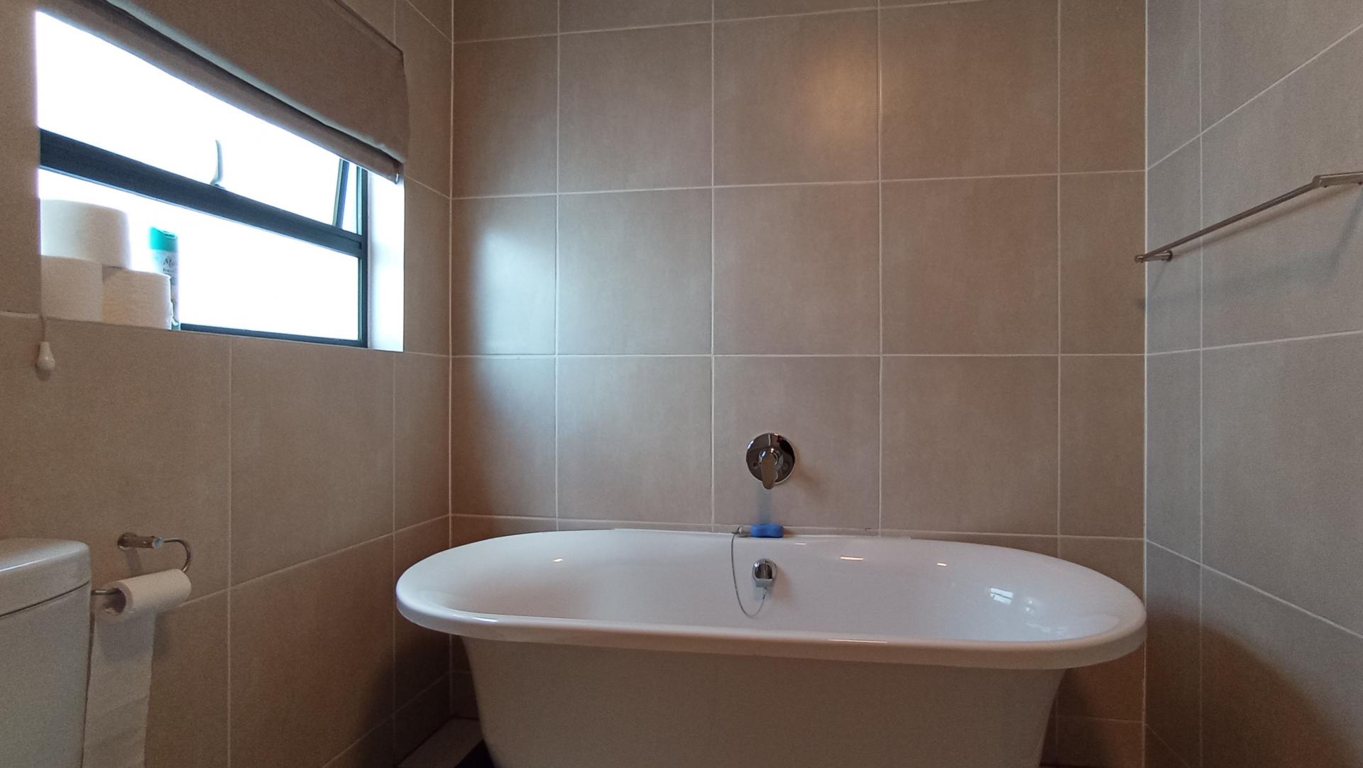 Bathroom 1 - 8 square meters of property in Greenstone Hill