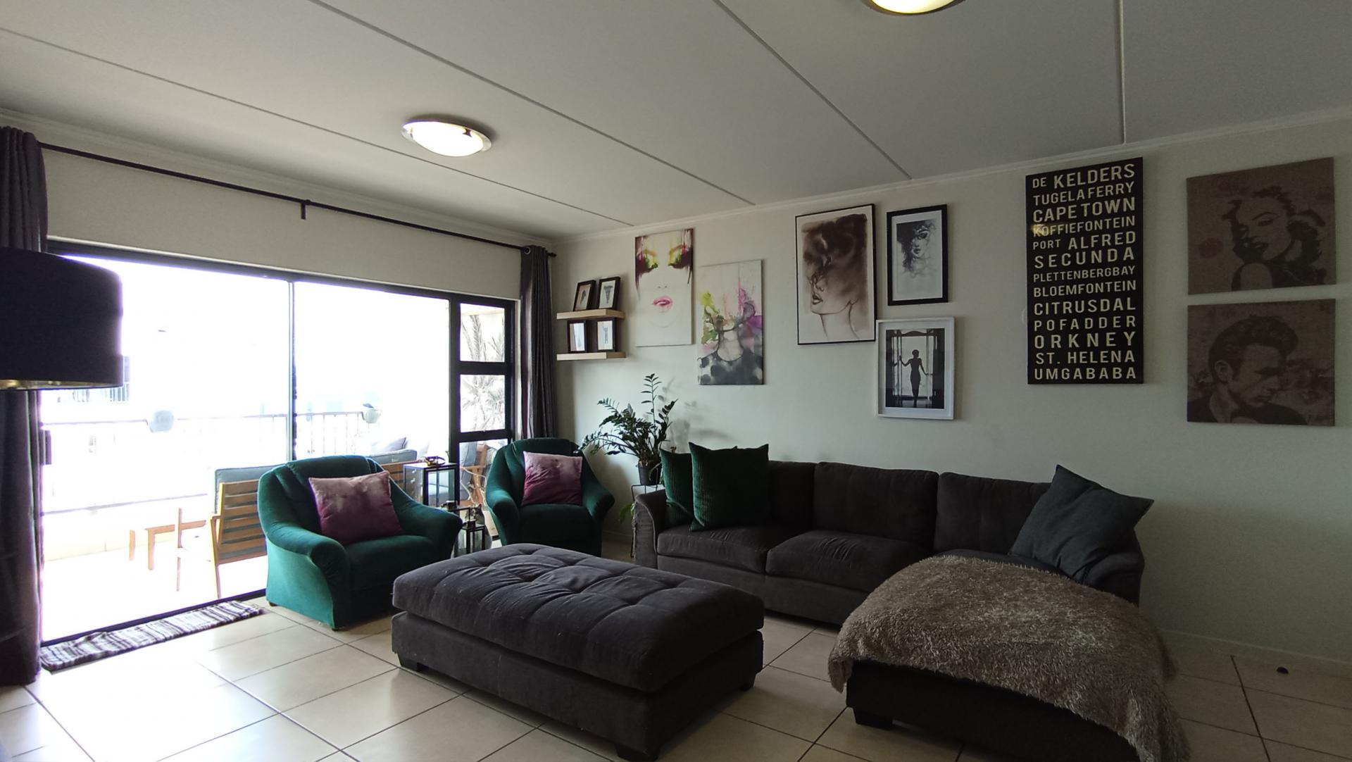 Lounges - 28 square meters of property in Greenstone Hill