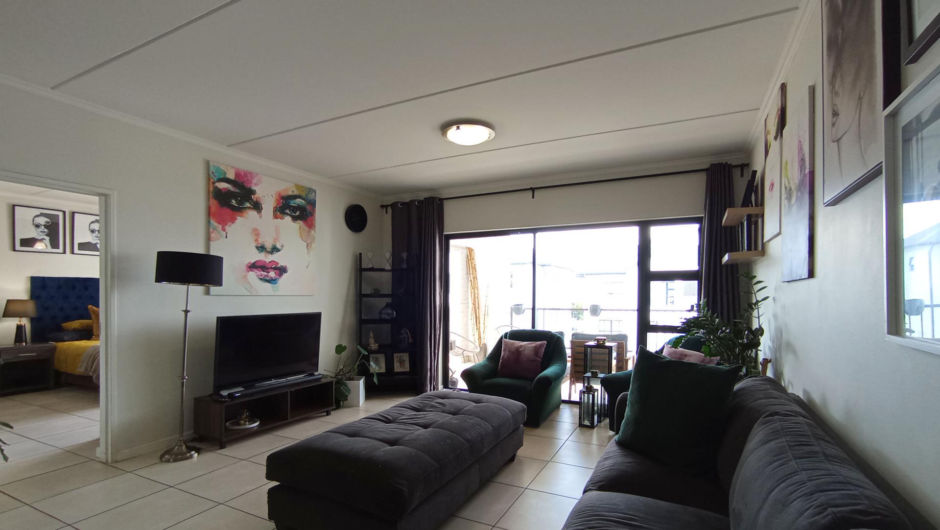 Lounges - 28 square meters of property in Greenstone Hill