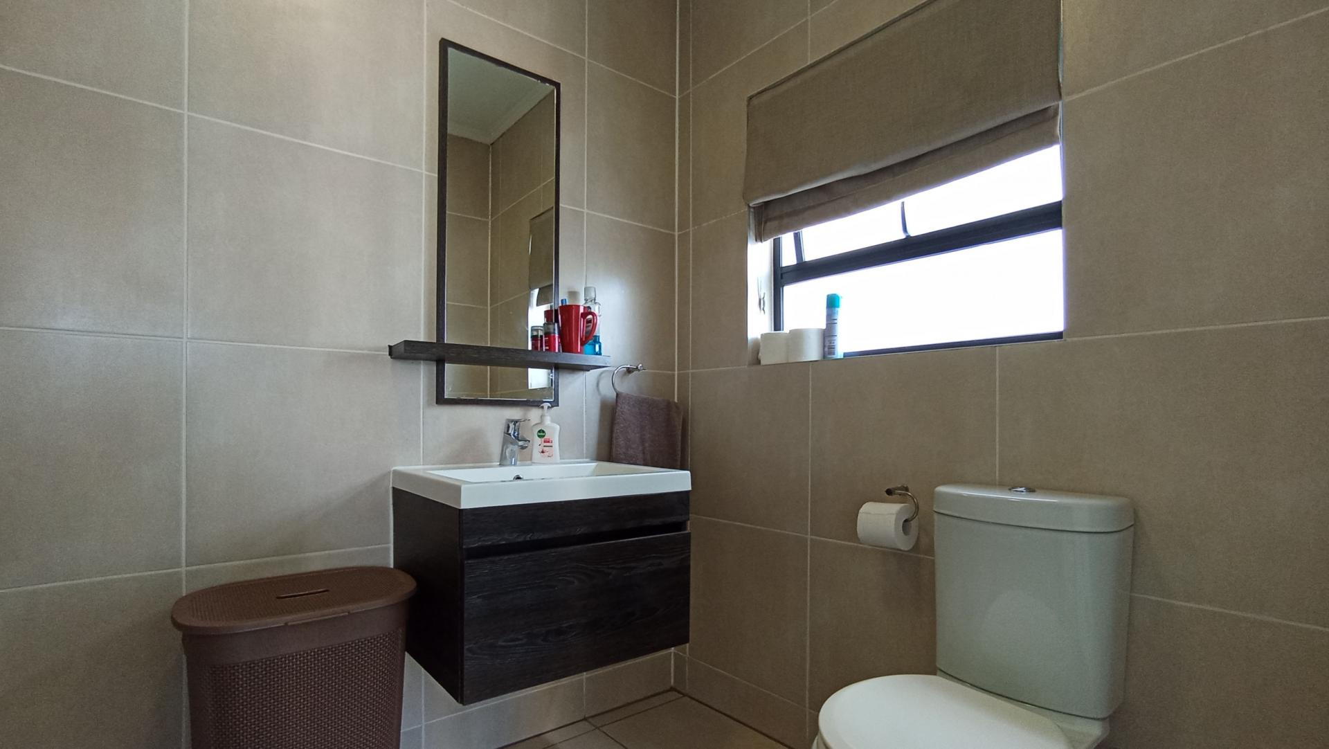Main Bathroom - 5 square meters of property in Greenstone Hill