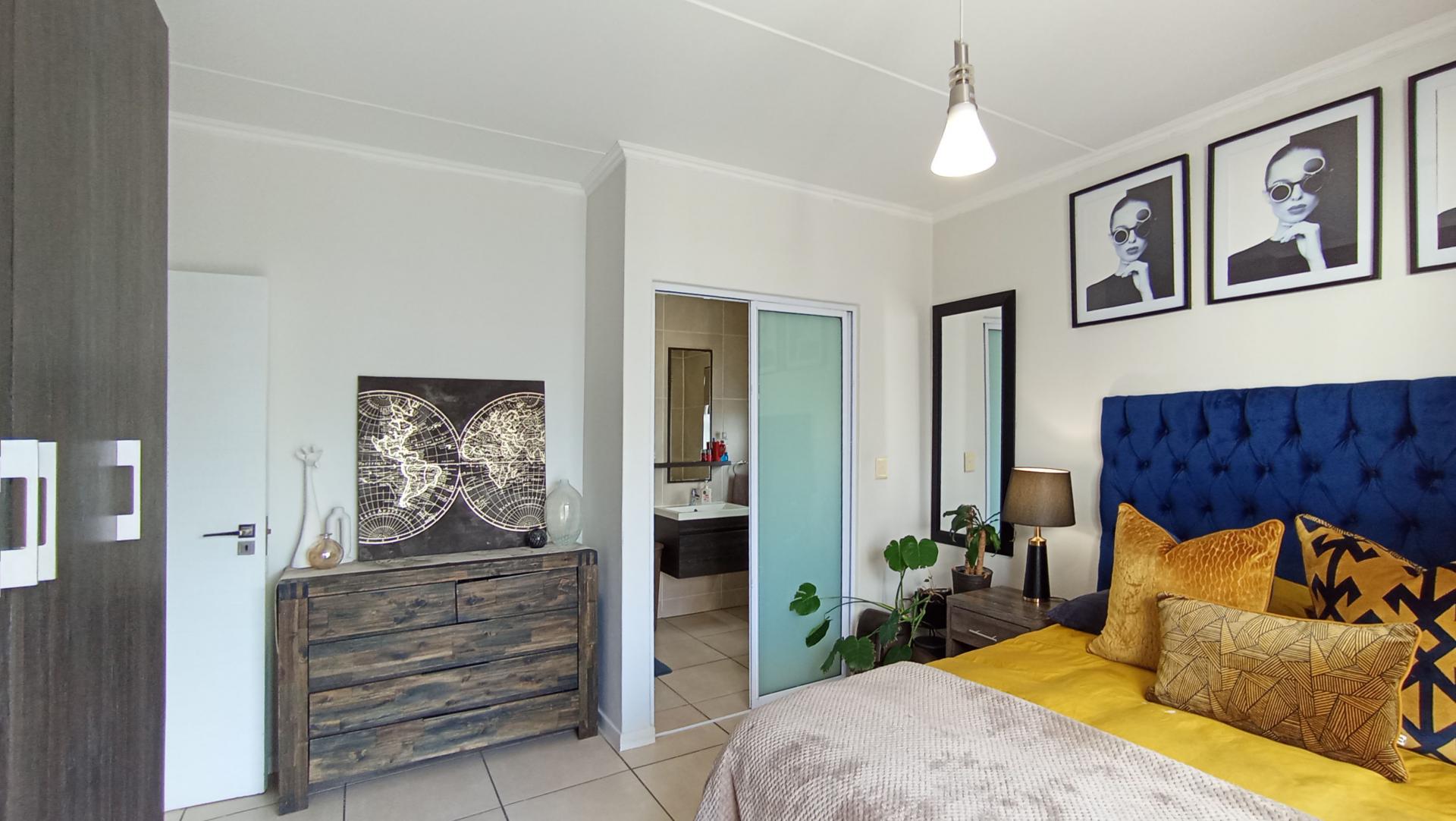 Main Bedroom - 20 square meters of property in Greenstone Hill