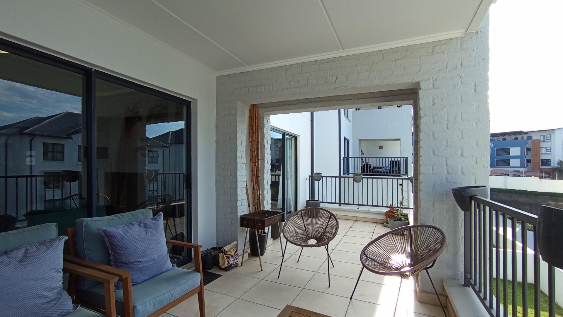 Balcony - 30 square meters of property in Greenstone Hill