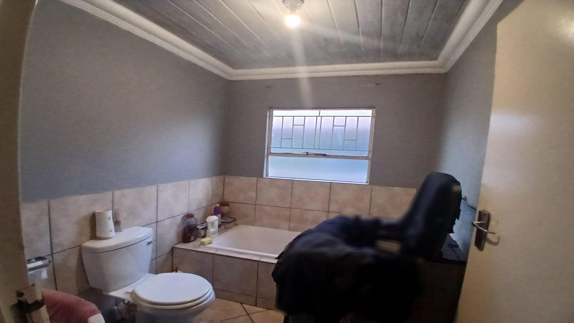 Bathroom 2 of property in Duvha Park