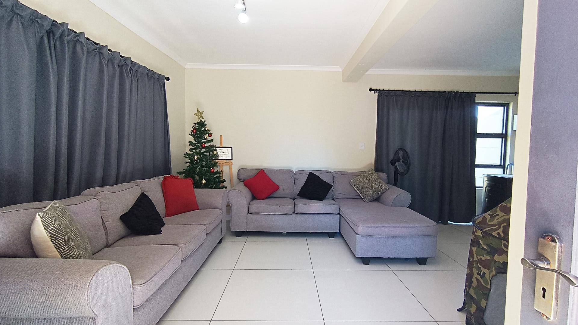 Lounges - 15 square meters of property in Protea Hoogte