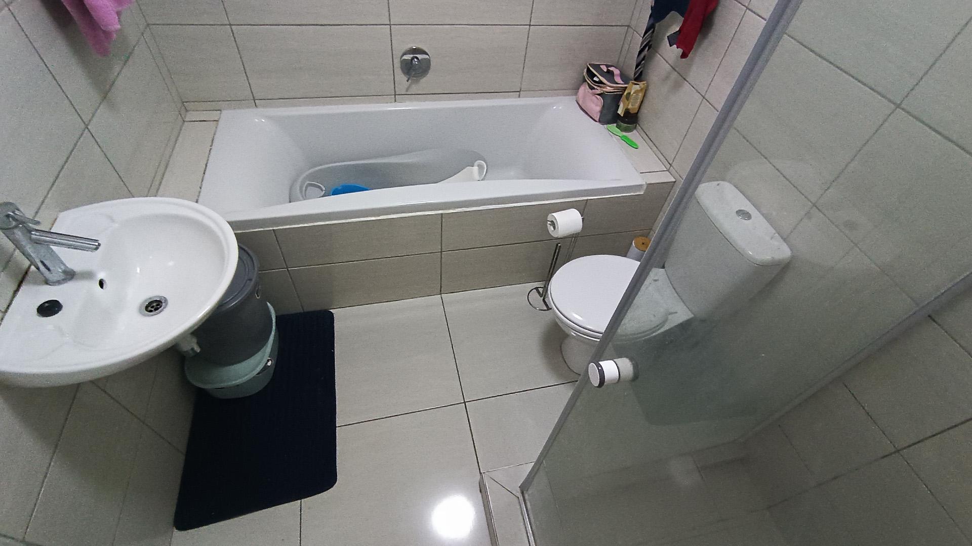 Bathroom 1 - 7 square meters of property in Protea Hoogte