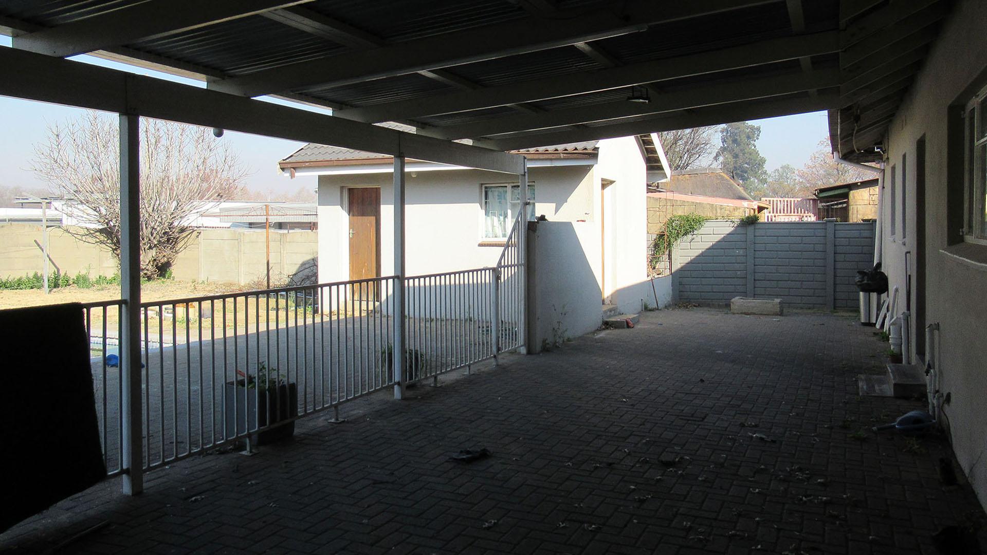 Patio - 47 square meters of property in Sasolburg