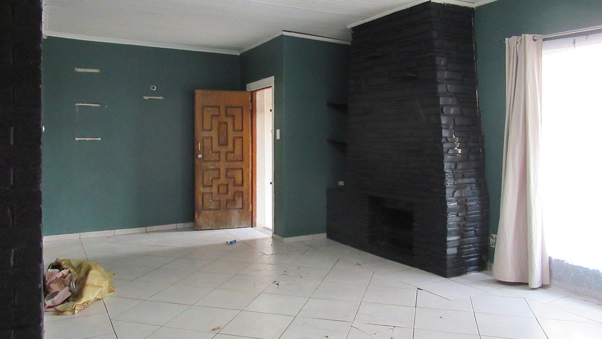 Lounges - 69 square meters of property in Sasolburg