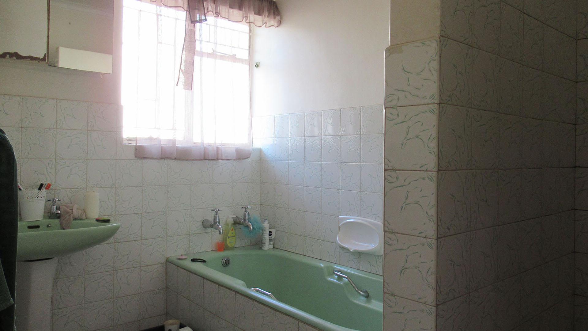Bathroom 2 - 7 square meters of property in Sasolburg