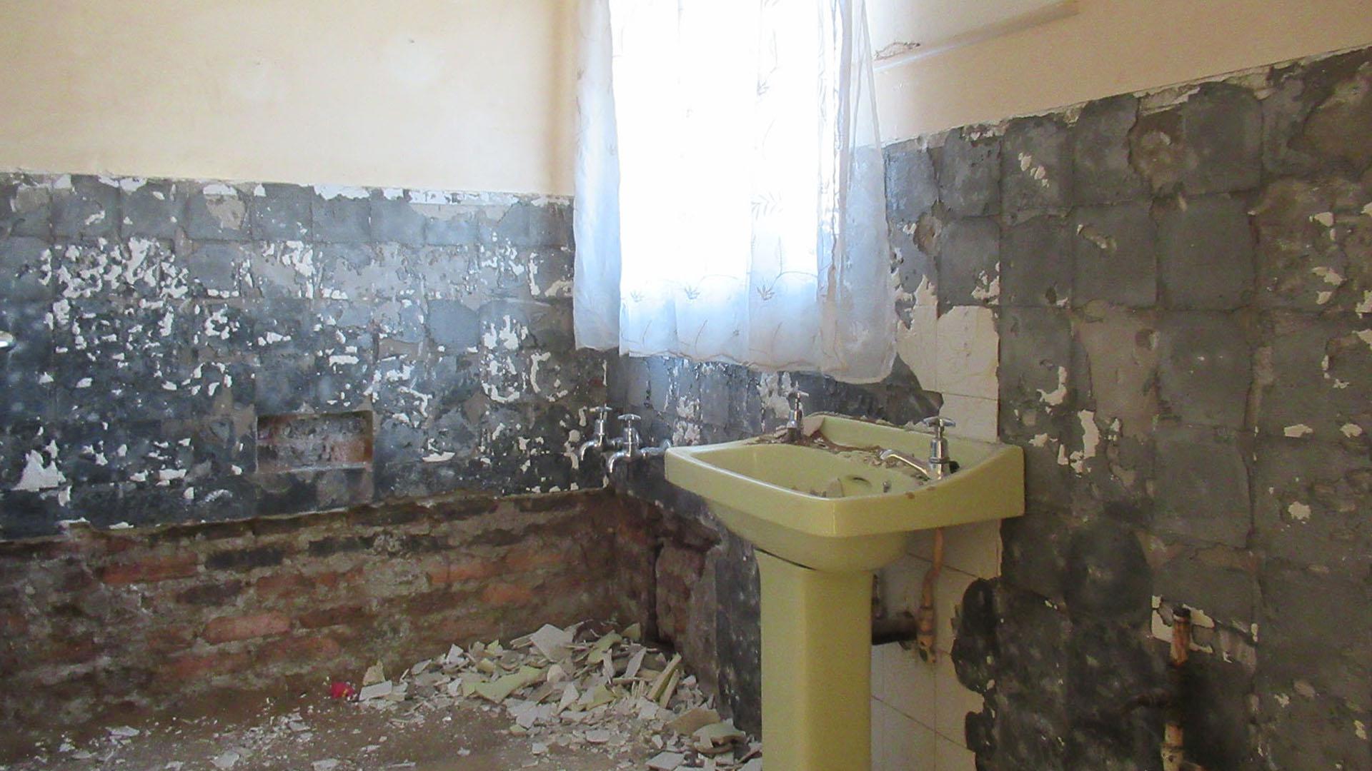 Main Bathroom - 6 square meters of property in Sasolburg