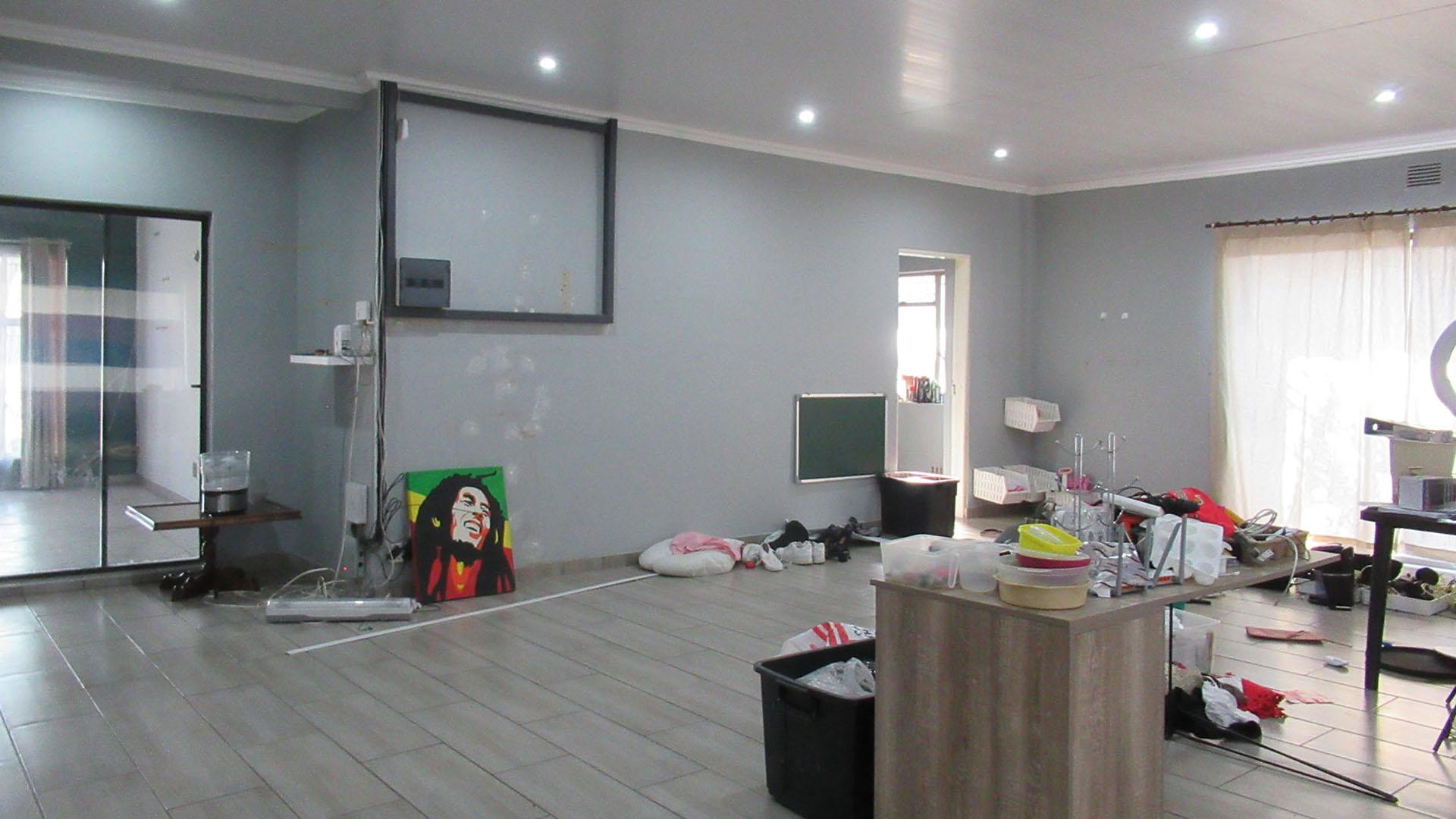 Lounges - 69 square meters of property in Sasolburg