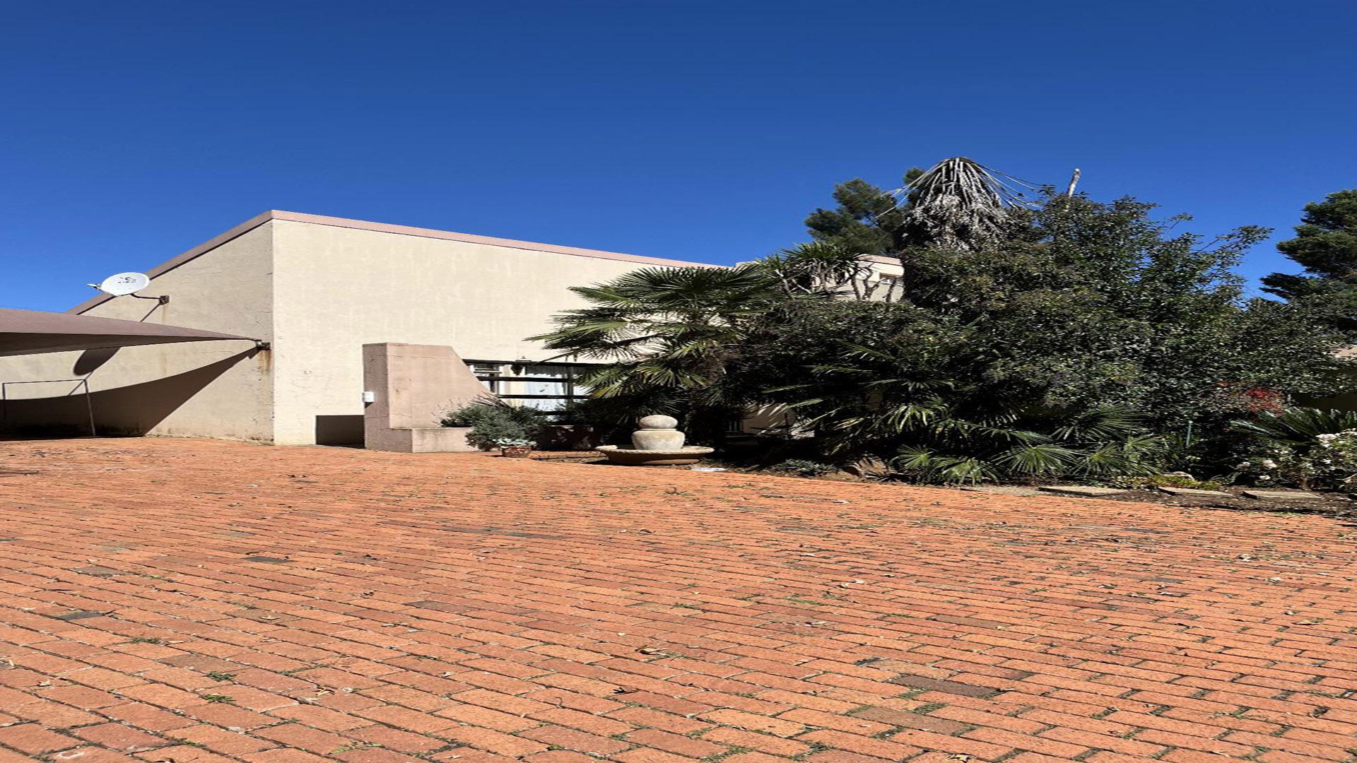 Front View of property in Frankfort