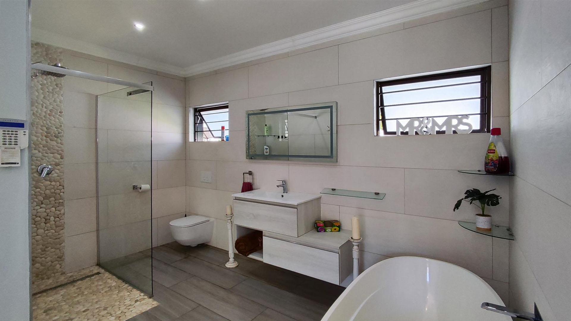 Main Bathroom - 10 square meters of property in Atlasville
