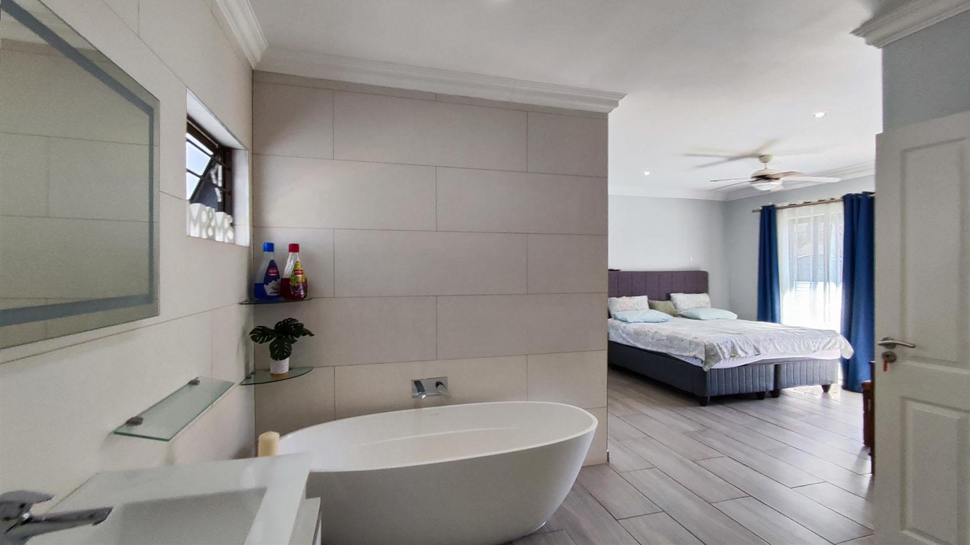 Main Bathroom - 10 square meters of property in Atlasville