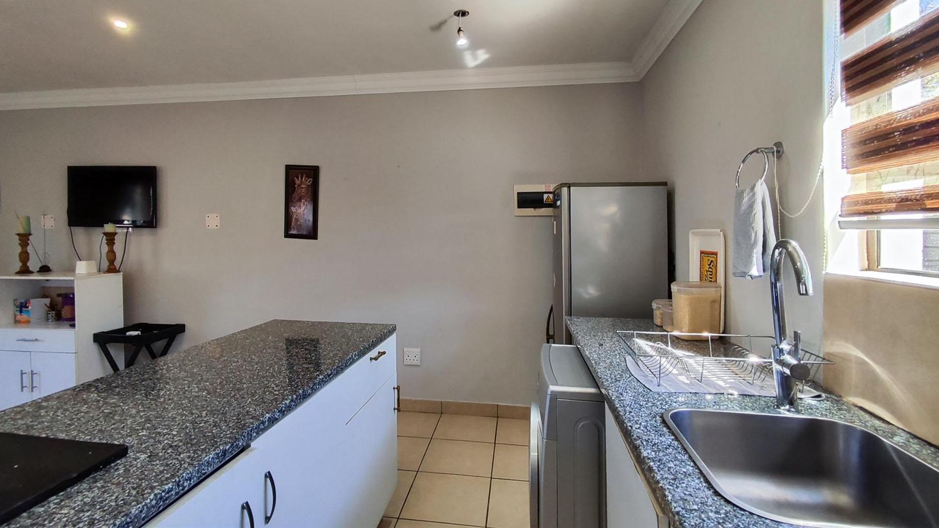 Kitchen - 27 square meters of property in Atlasville