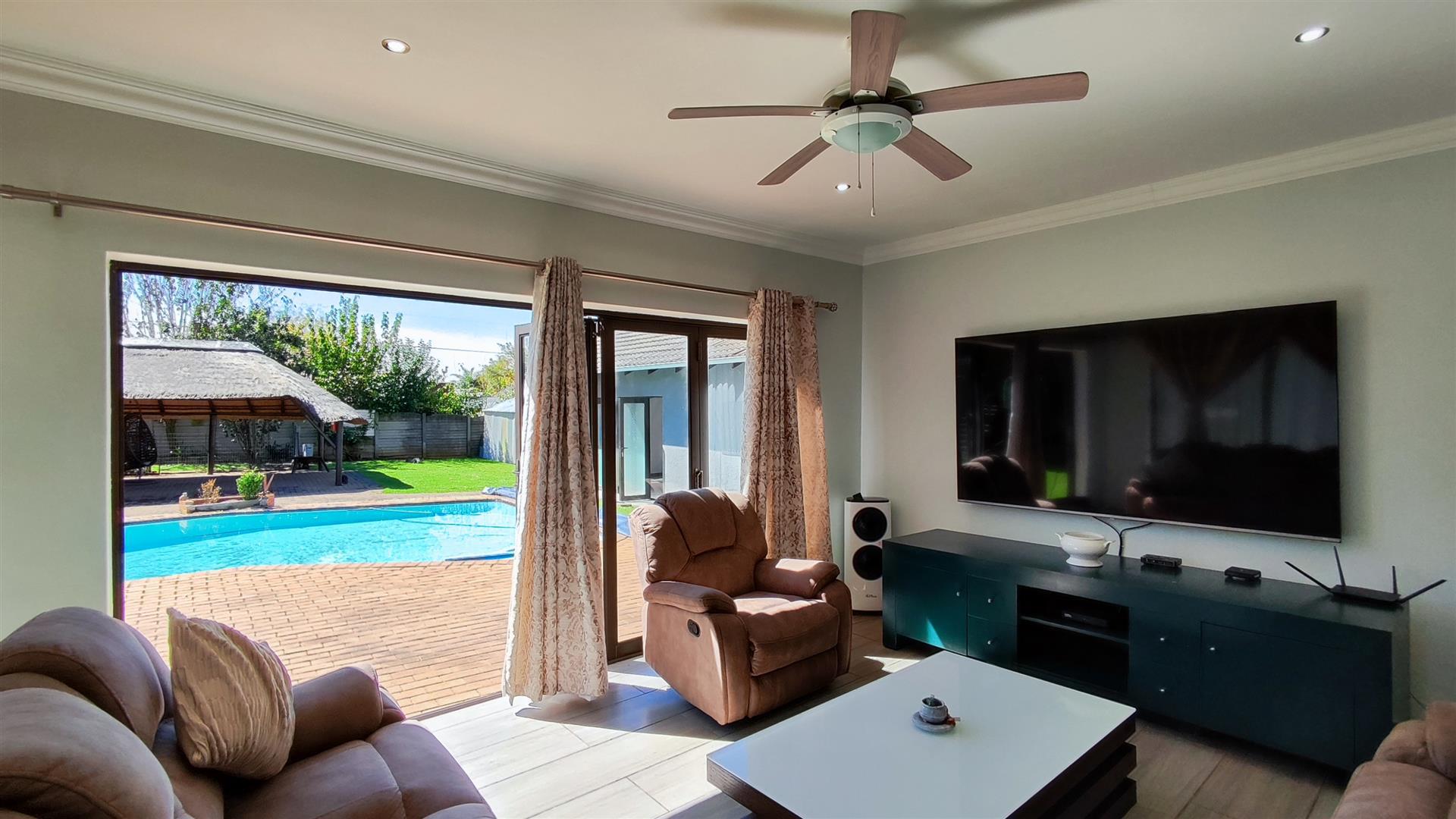 Lounges - 44 square meters of property in Atlasville