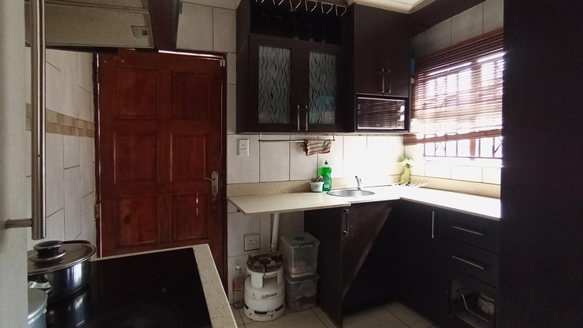 Kitchen - 6 square meters of property in Soshanguve East