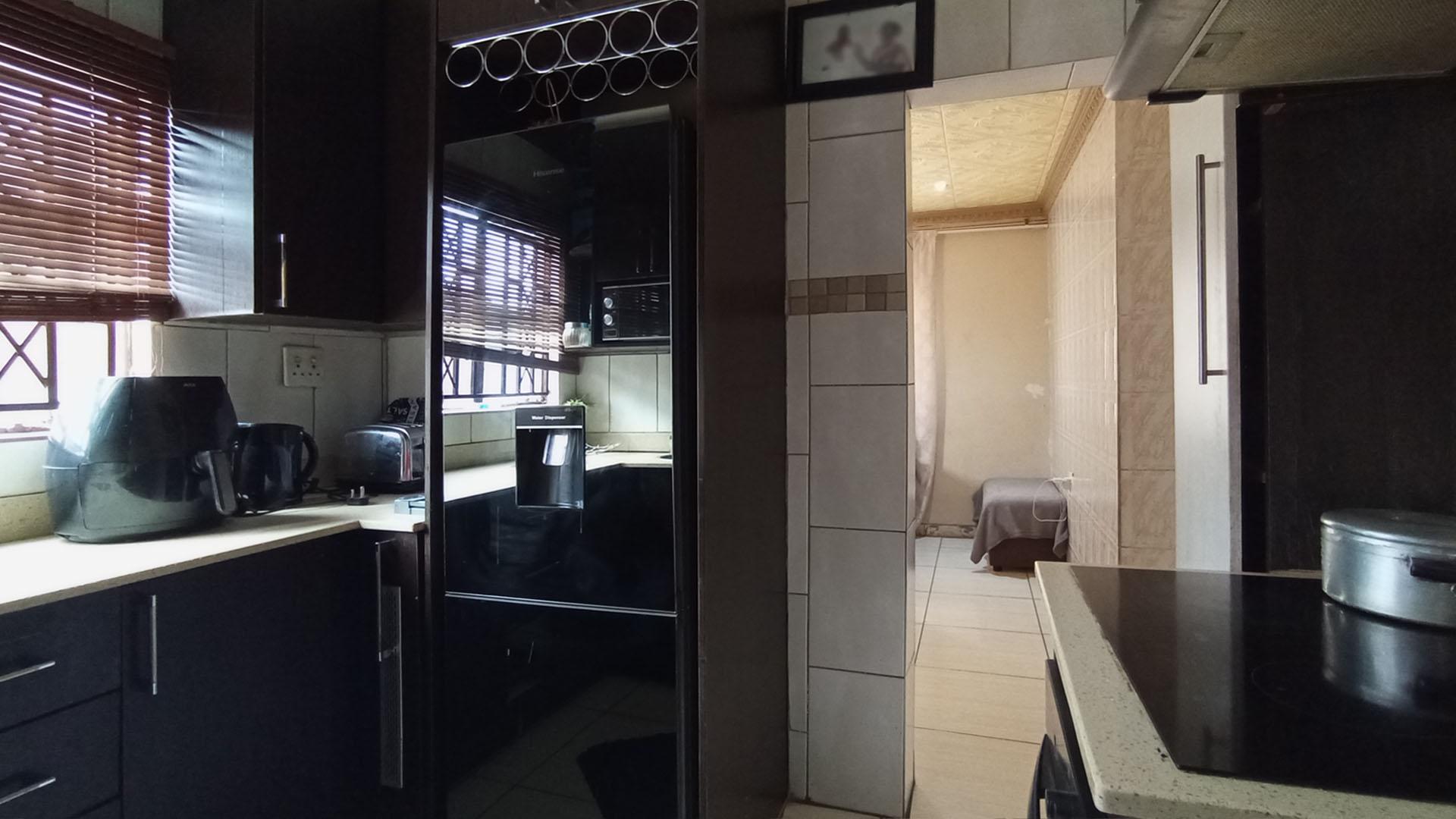 Kitchen - 6 square meters of property in Soshanguve East