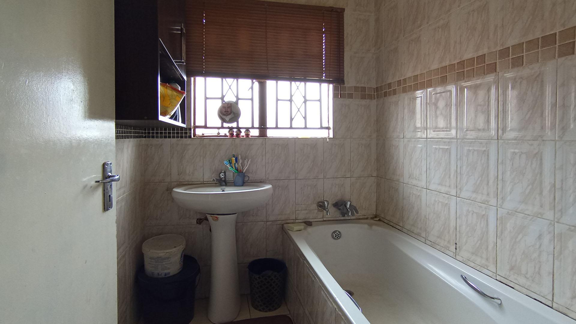 Bathroom 1 - 5 square meters of property in Soshanguve East
