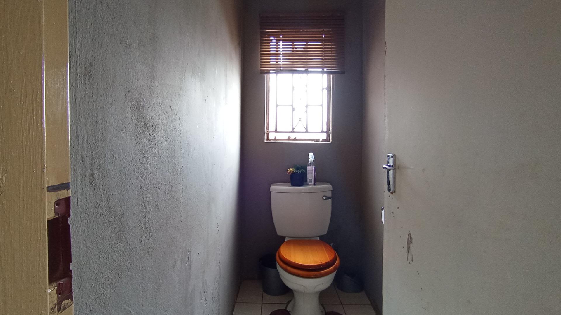 Bathroom 1 - 5 square meters of property in Soshanguve East