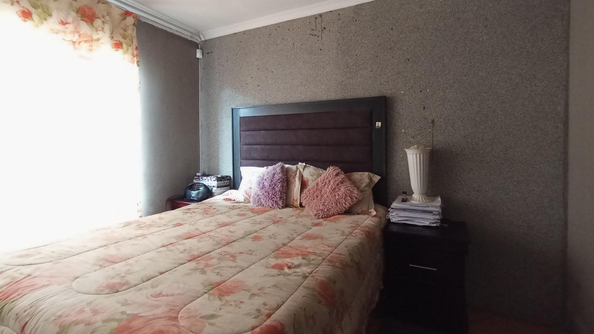 Bed Room 2 - 11 square meters of property in Soshanguve East