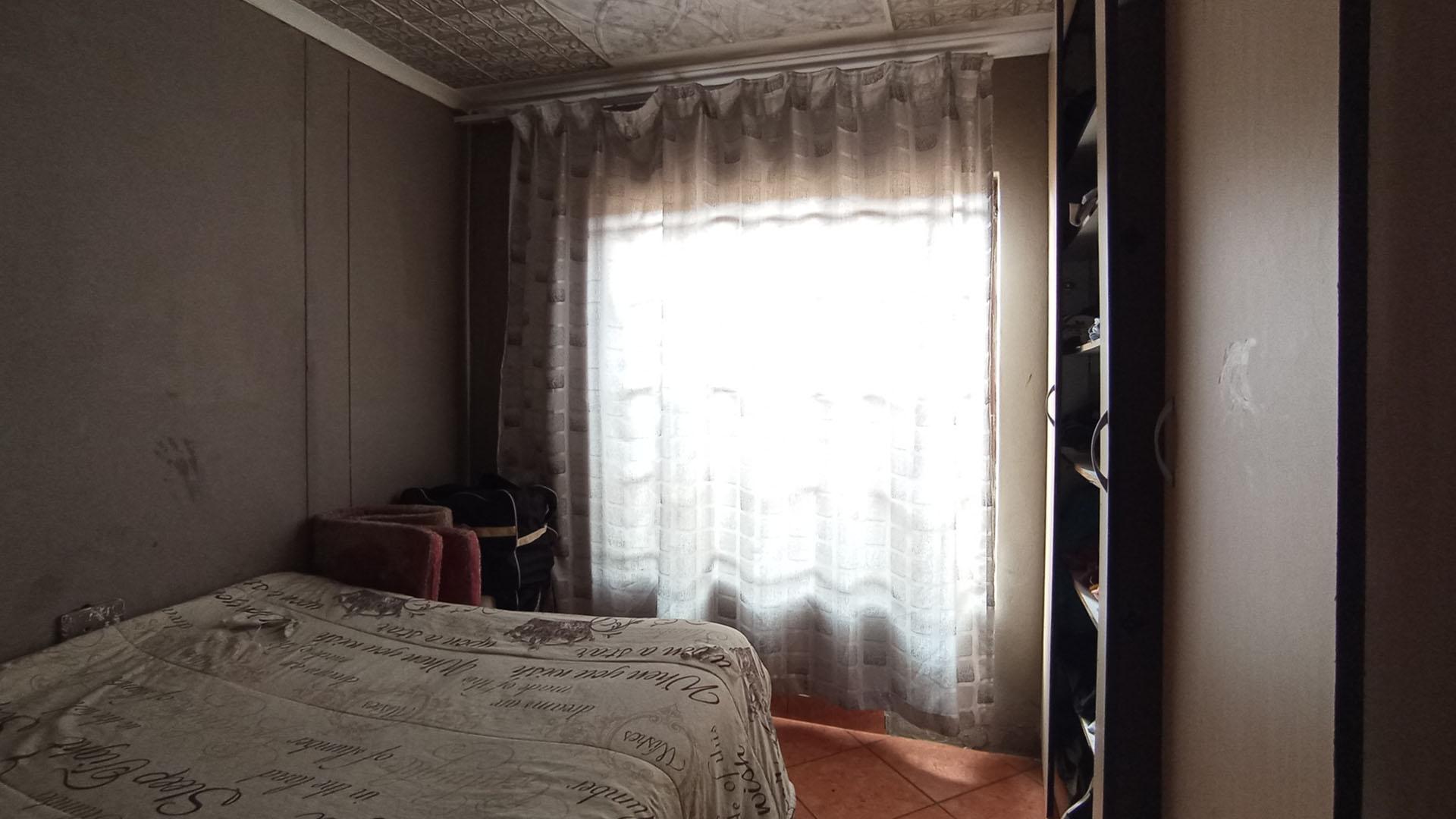 Bed Room 1 - 8 square meters of property in Soshanguve East