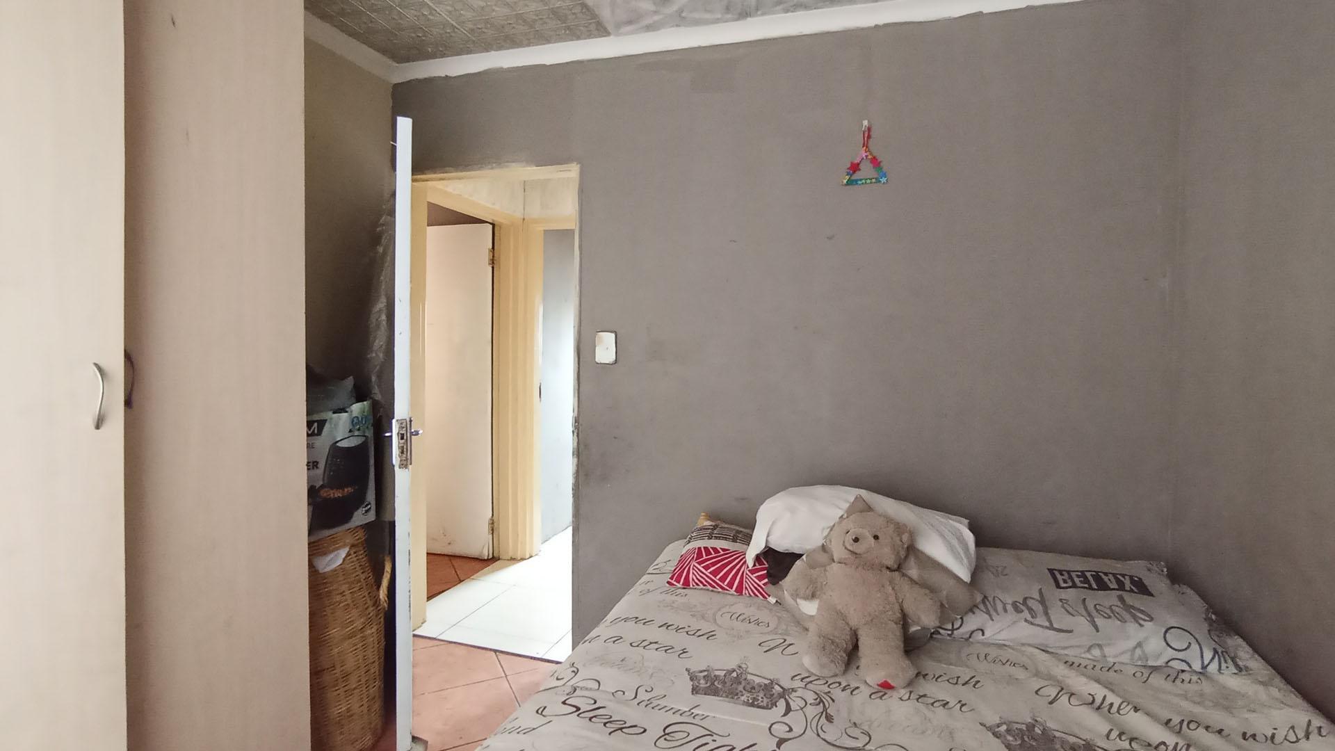 Bed Room 1 - 8 square meters of property in Soshanguve East