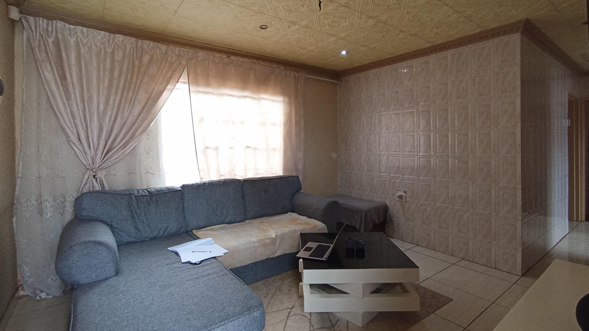 Lounges - 12 square meters of property in Soshanguve East