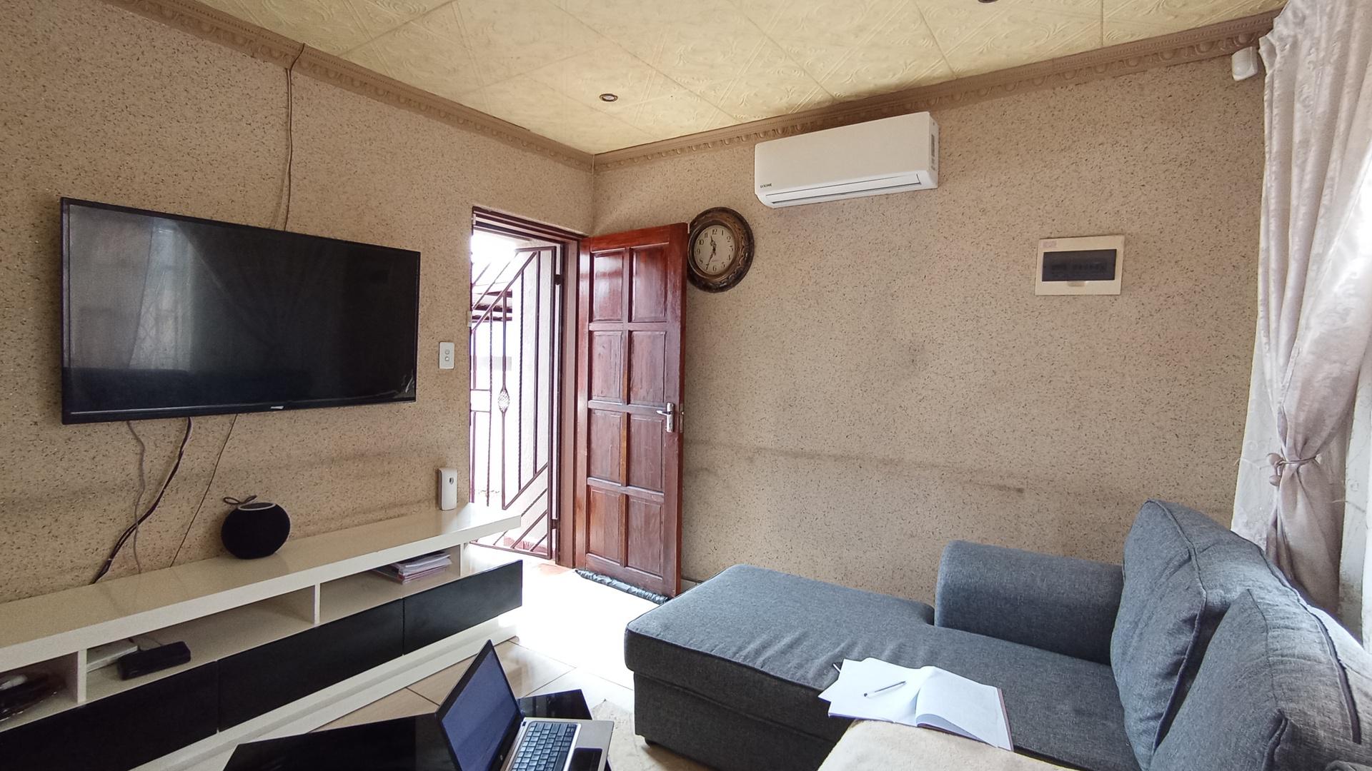 Lounges - 12 square meters of property in Soshanguve East