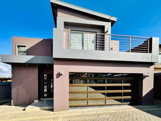 3 Bedroom House for Sale For Sale in Helderwyk Estate - MR675404