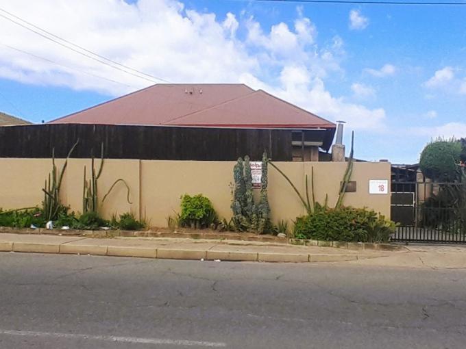 4 Bedroom House for Sale For Sale in Roodepoort North - MR675413