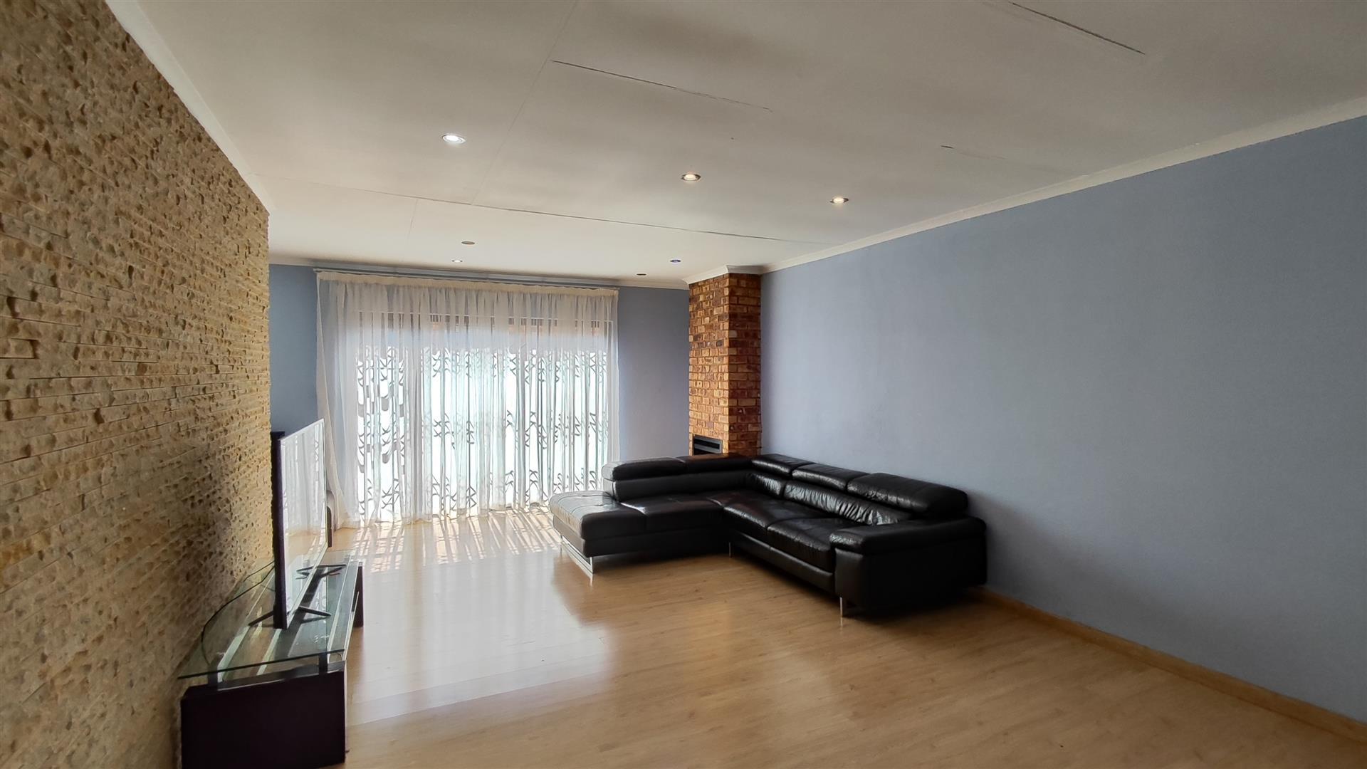 Lounges - 32 square meters of property in Southdowns Estate