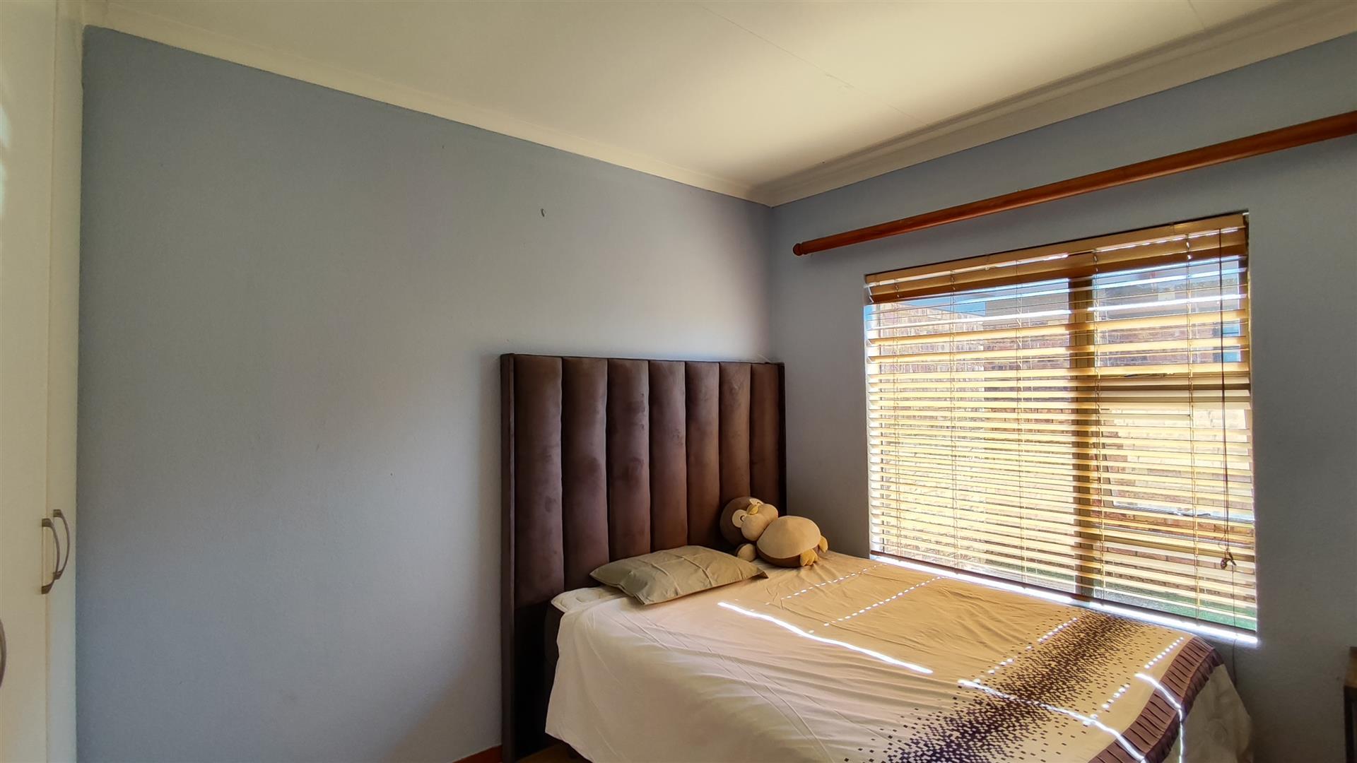 Bed Room 1 - 11 square meters of property in Southdowns Estate