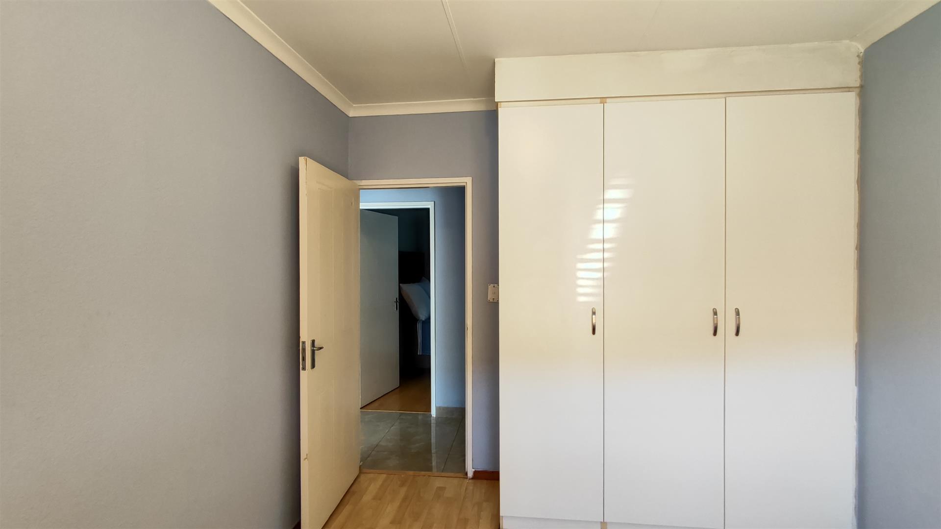 Bed Room 1 - 11 square meters of property in Southdowns Estate