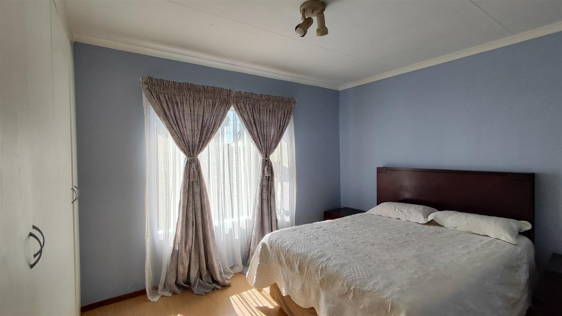 Main Bedroom - 16 square meters of property in Southdowns Estate