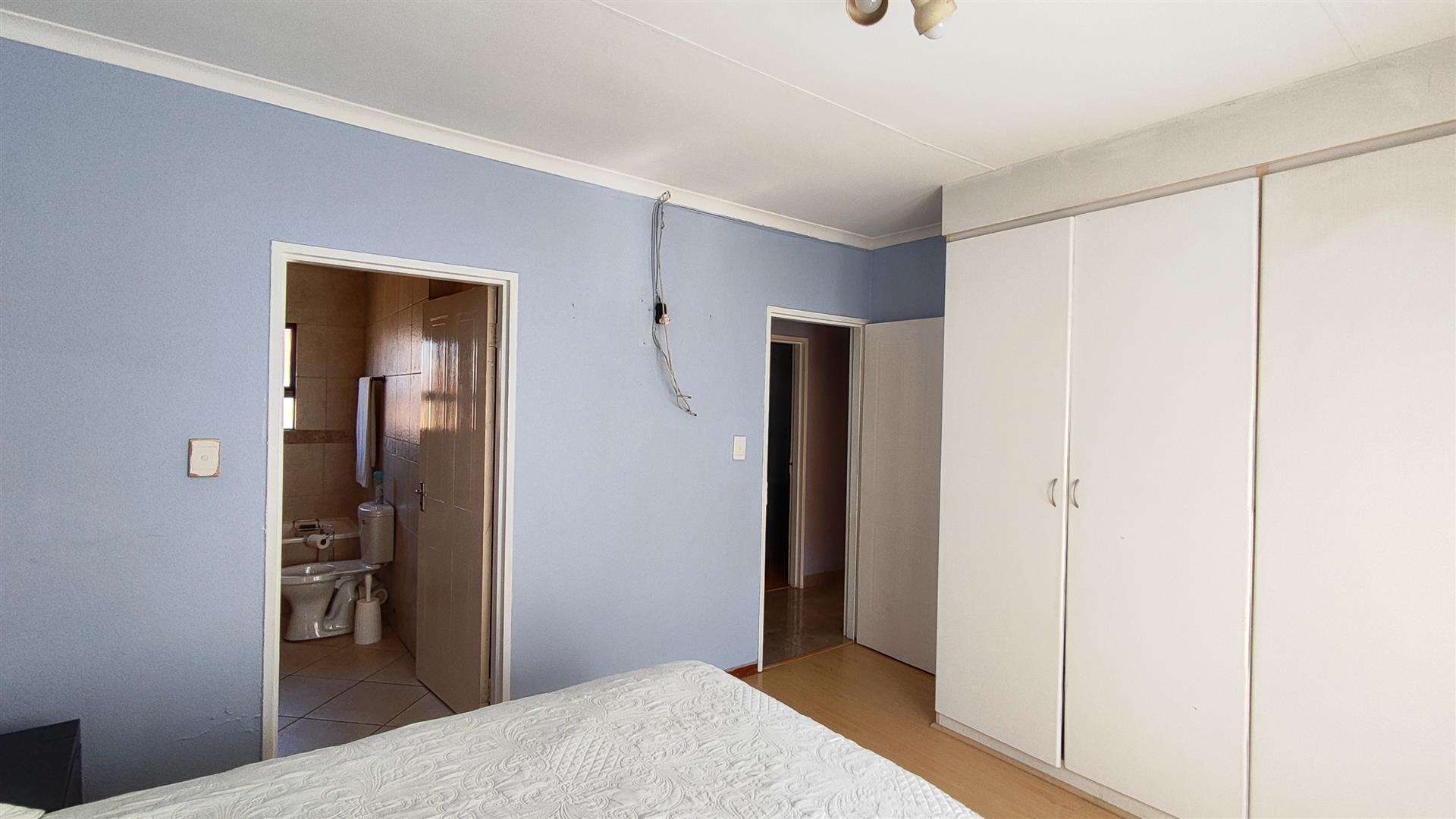 Main Bedroom - 16 square meters of property in Southdowns Estate