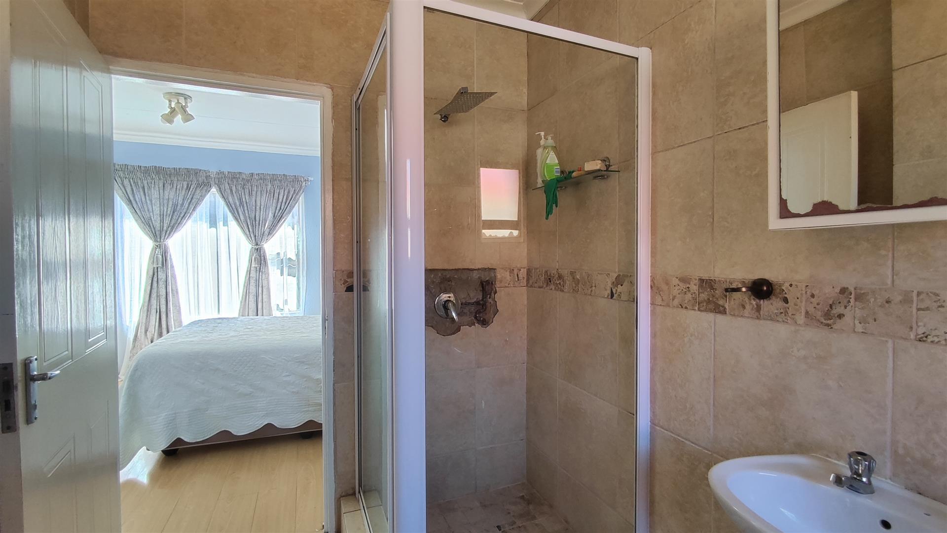 Main Bathroom - 7 square meters of property in Southdowns Estate