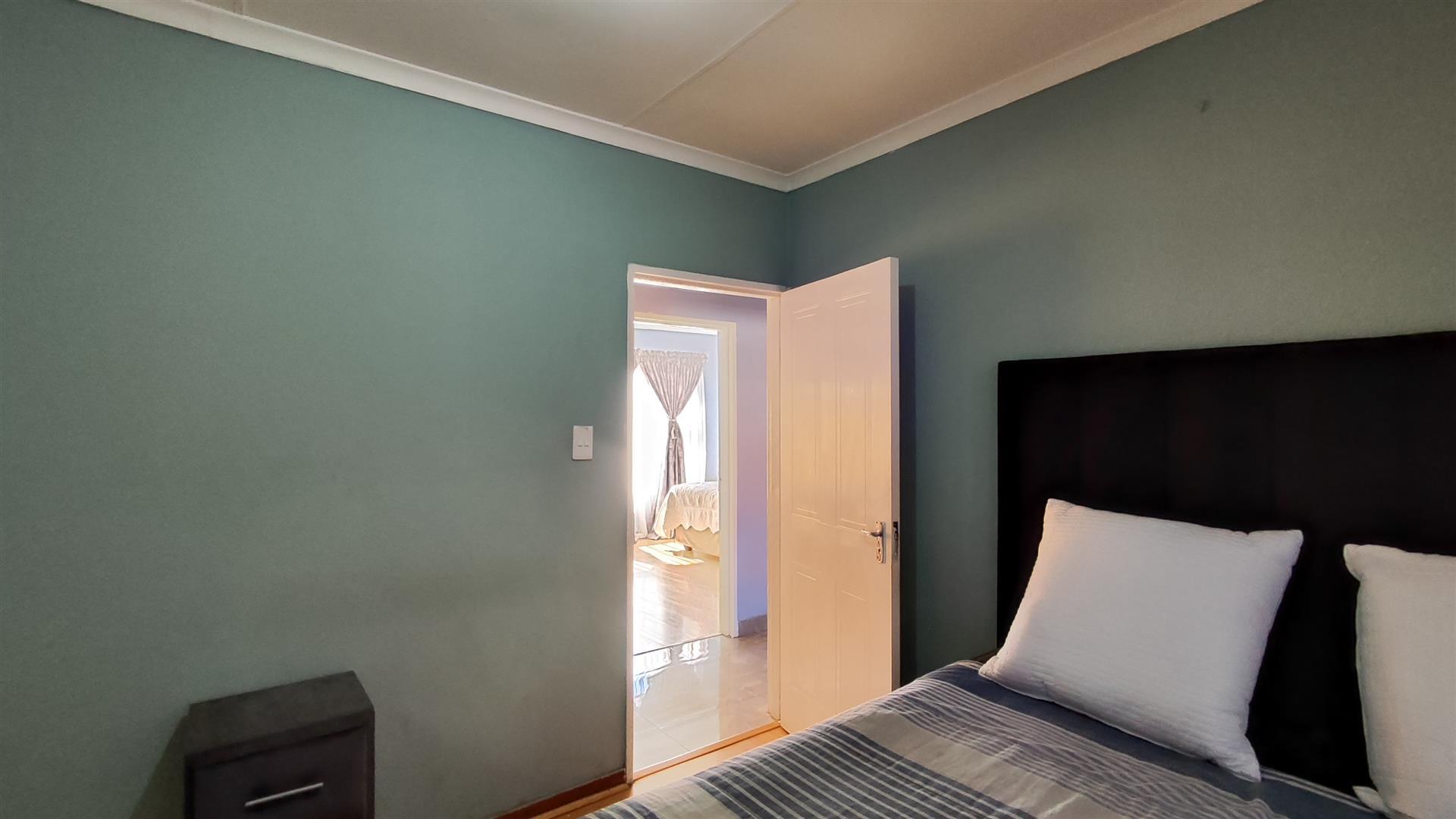 Bed Room 2 - 10 square meters of property in Southdowns Estate