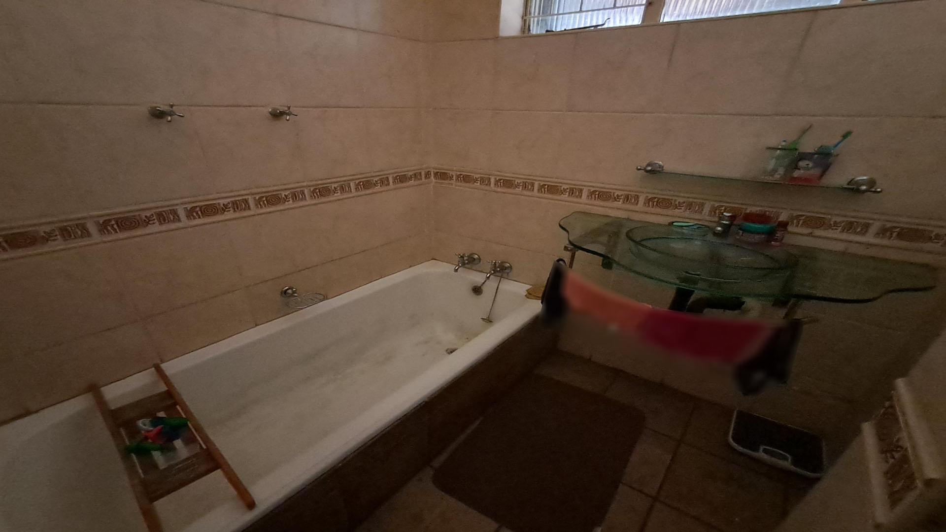 Bathroom 2 of property in Sasolburg