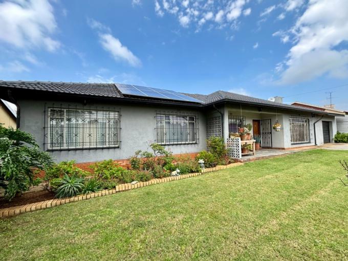 4 Bedroom House for Sale For Sale in Tulisa Park - MR675462