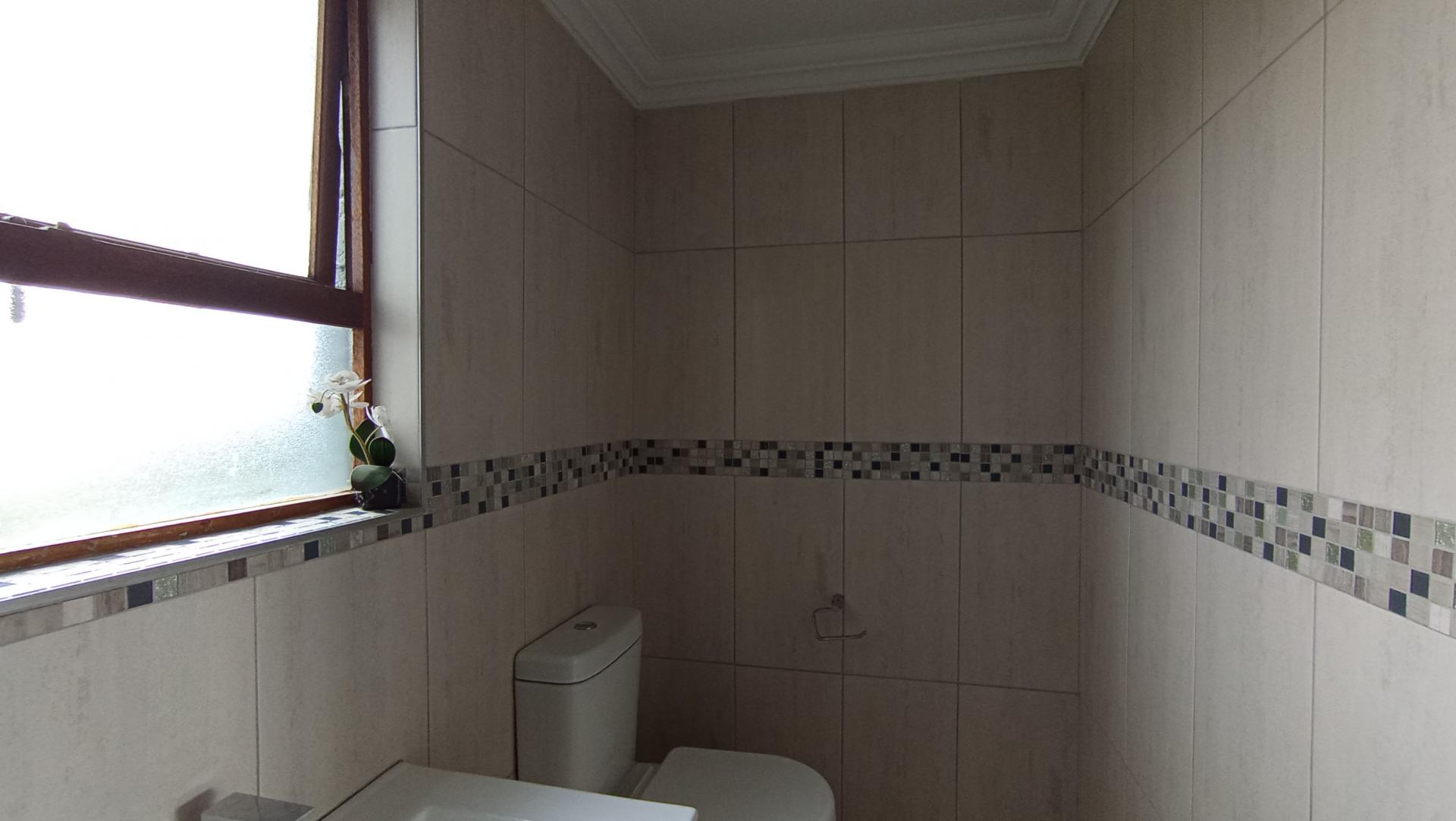 Bathroom 1 - 6 square meters of property in Sandton