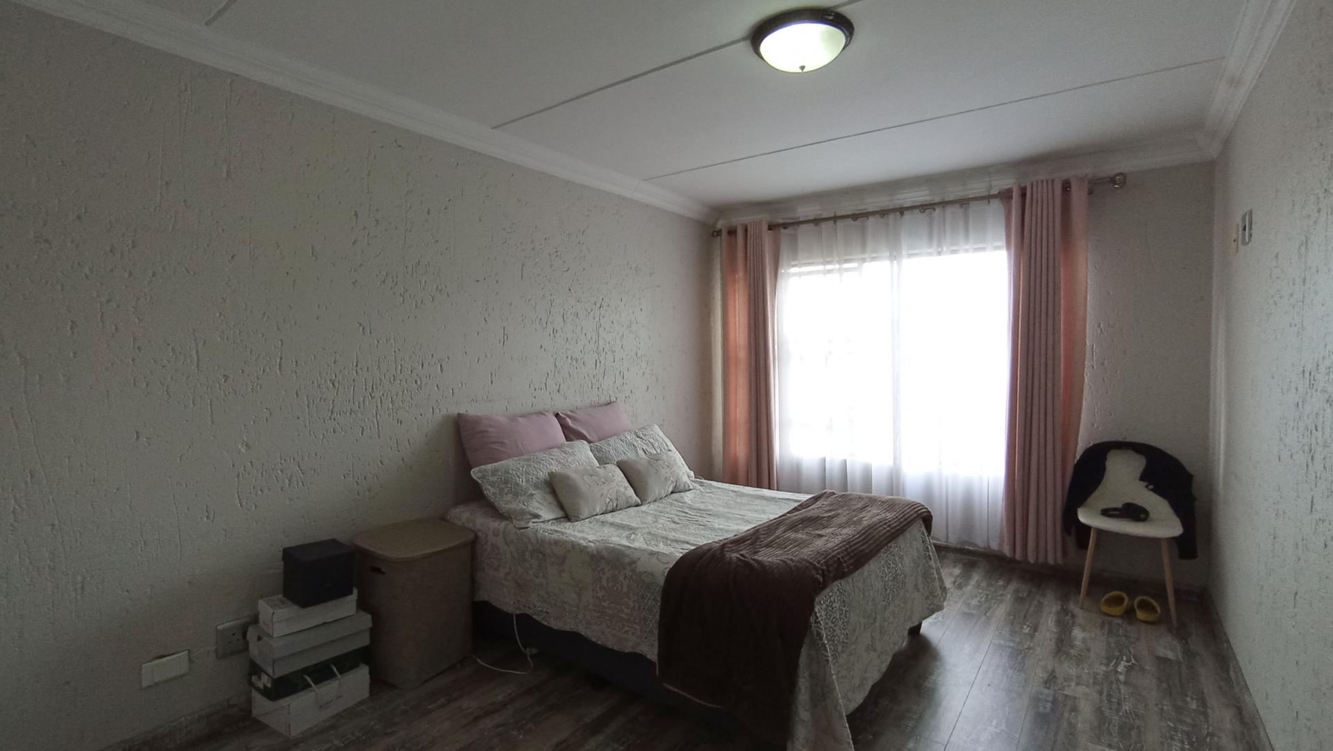 Main Bedroom - 19 square meters of property in Sandton