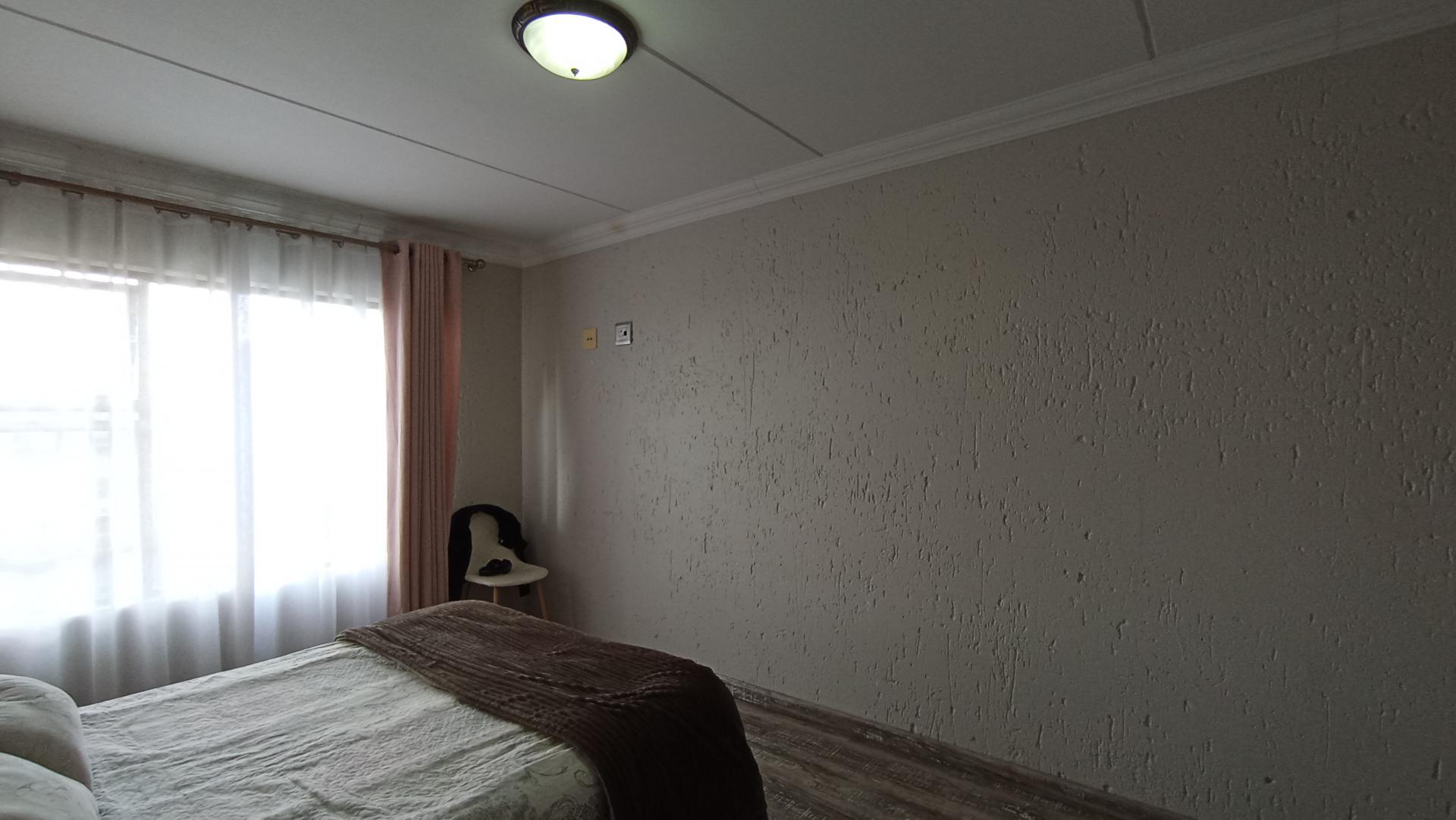 Main Bedroom - 19 square meters of property in Sandton