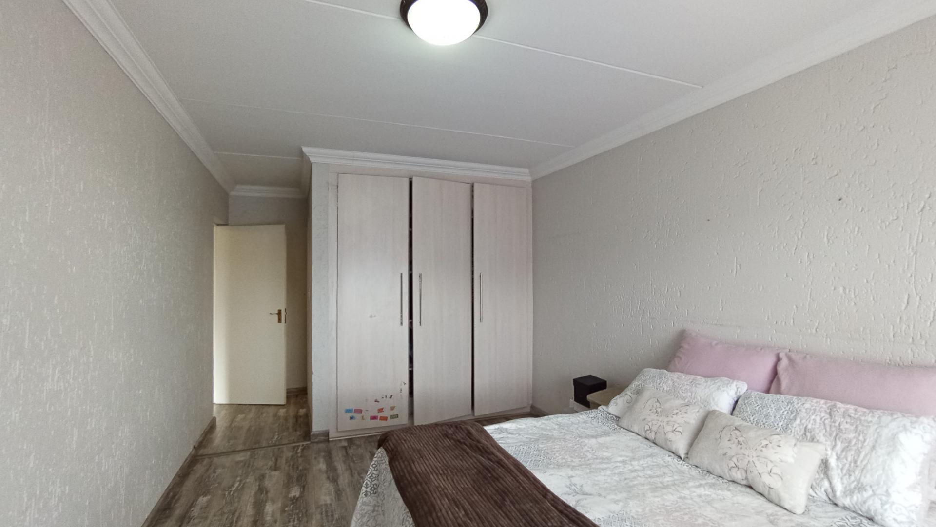 Main Bedroom - 19 square meters of property in Sandton