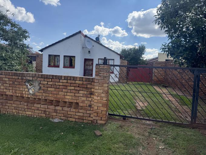 2 Bedroom House for Sale For Sale in Lenasia South - MR675483