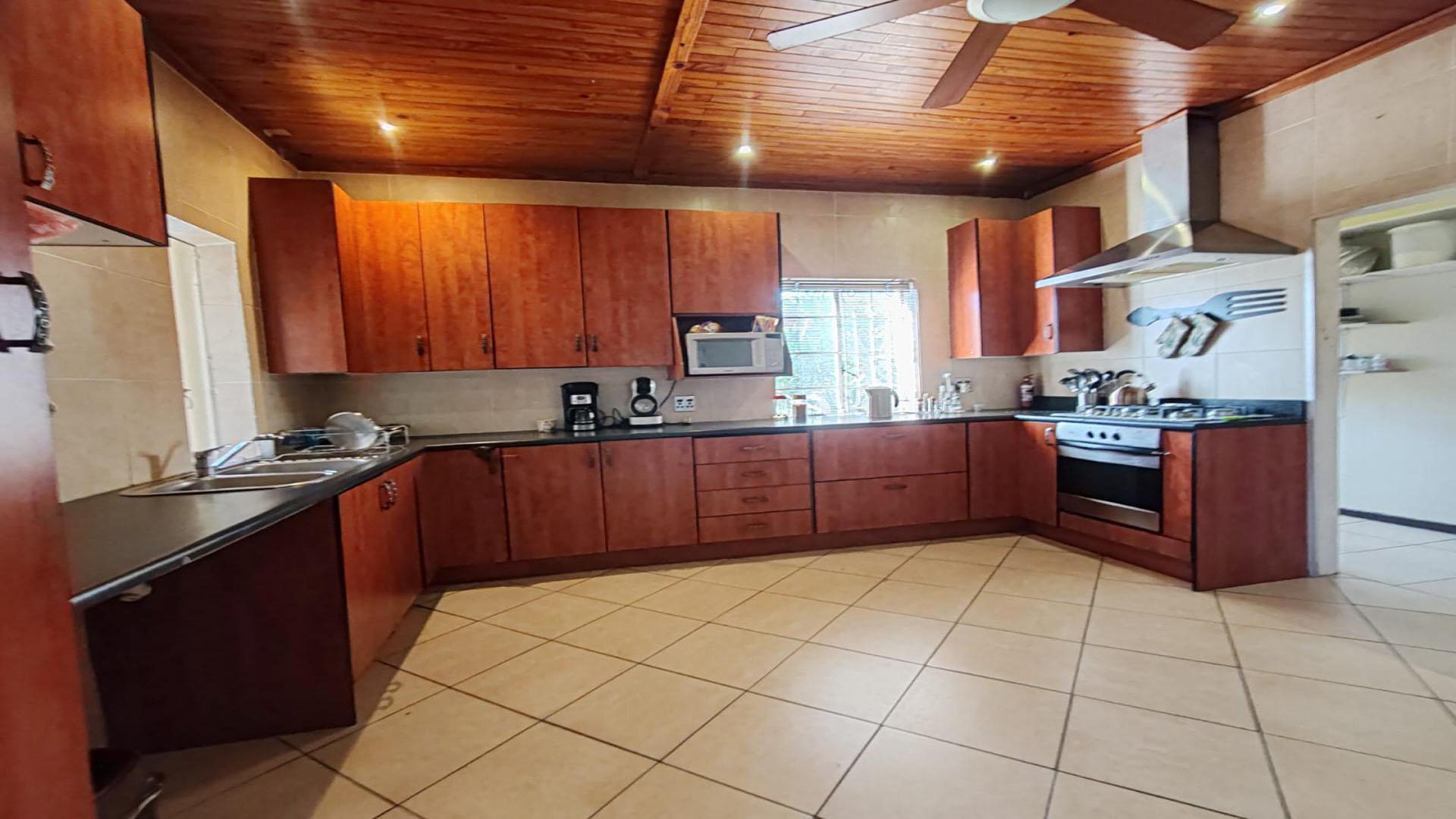 Kitchen of property in Dalview