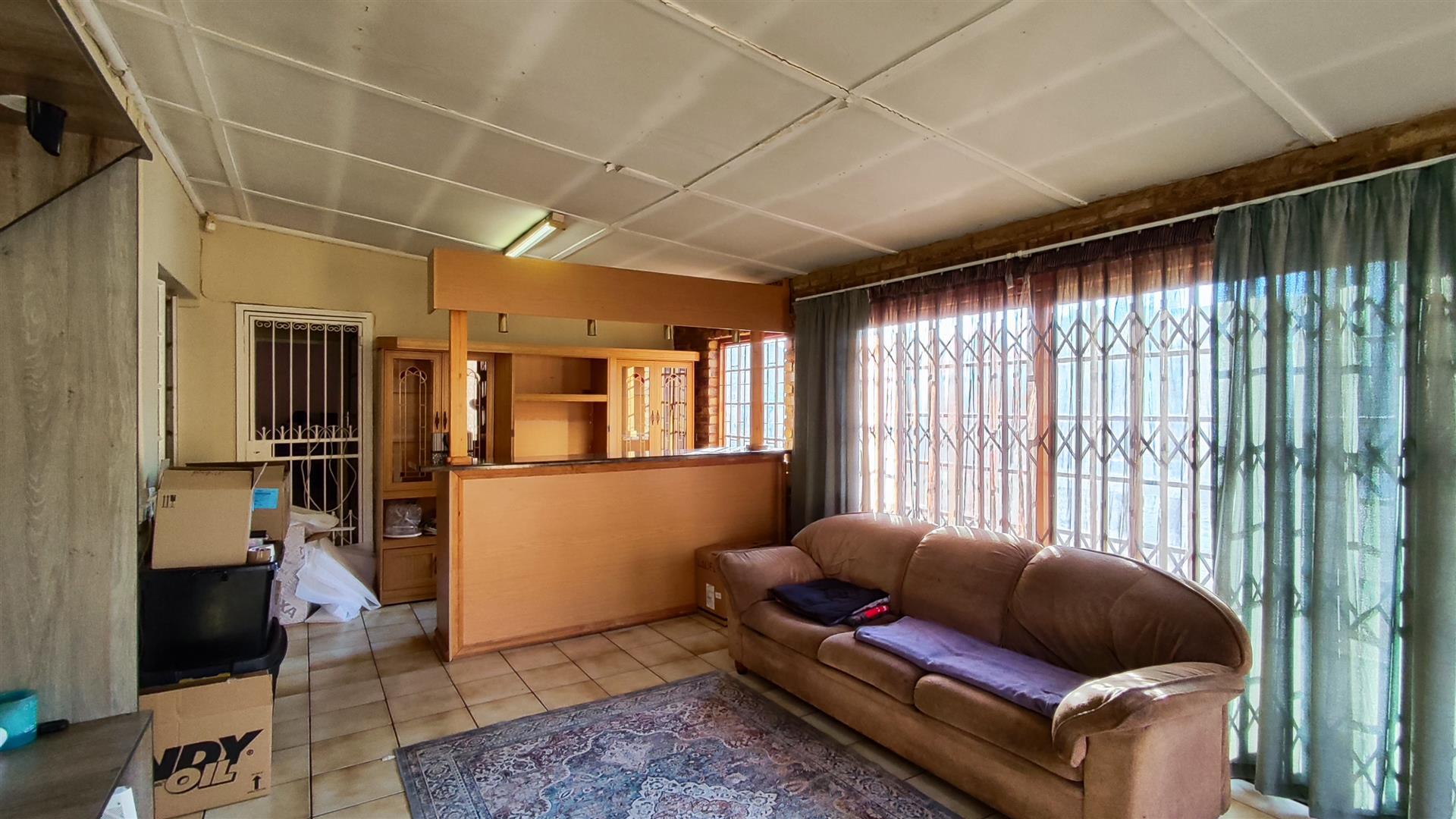 Lounges - 32 square meters of property in Dalview