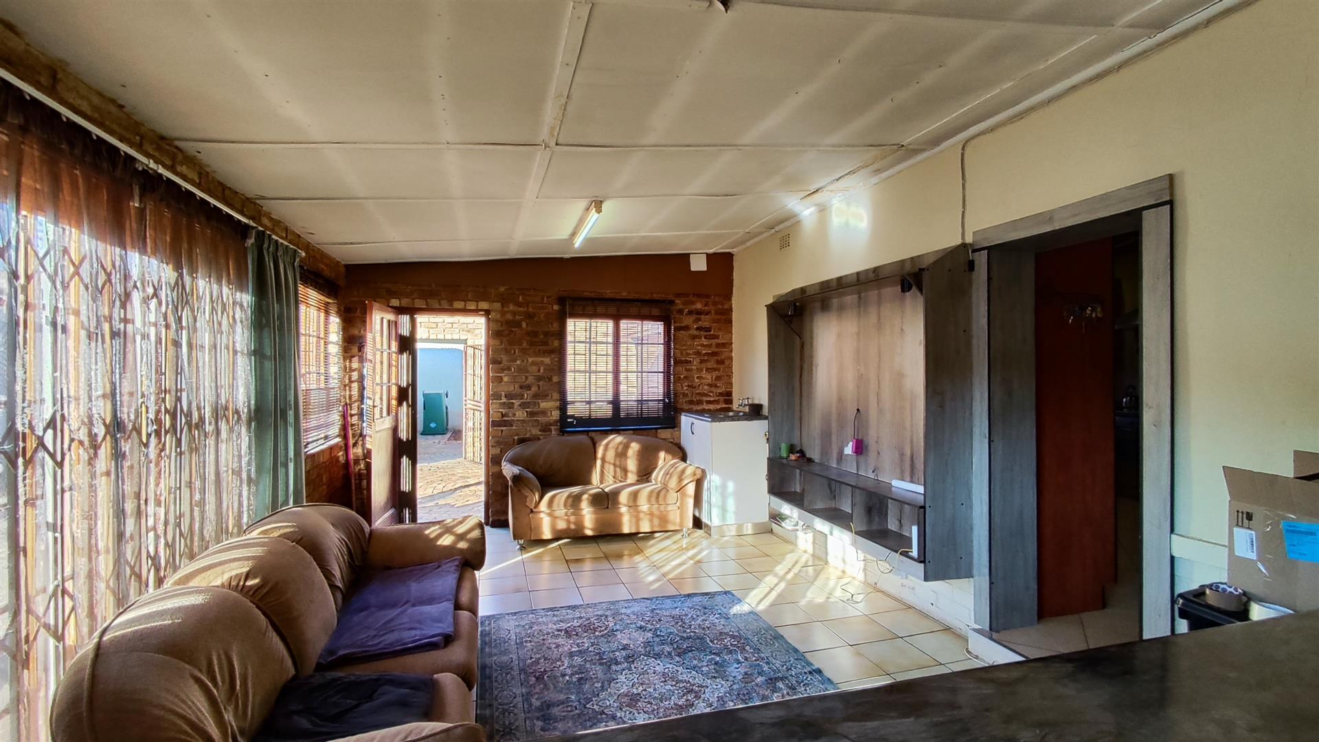 Lounges - 32 square meters of property in Dalview