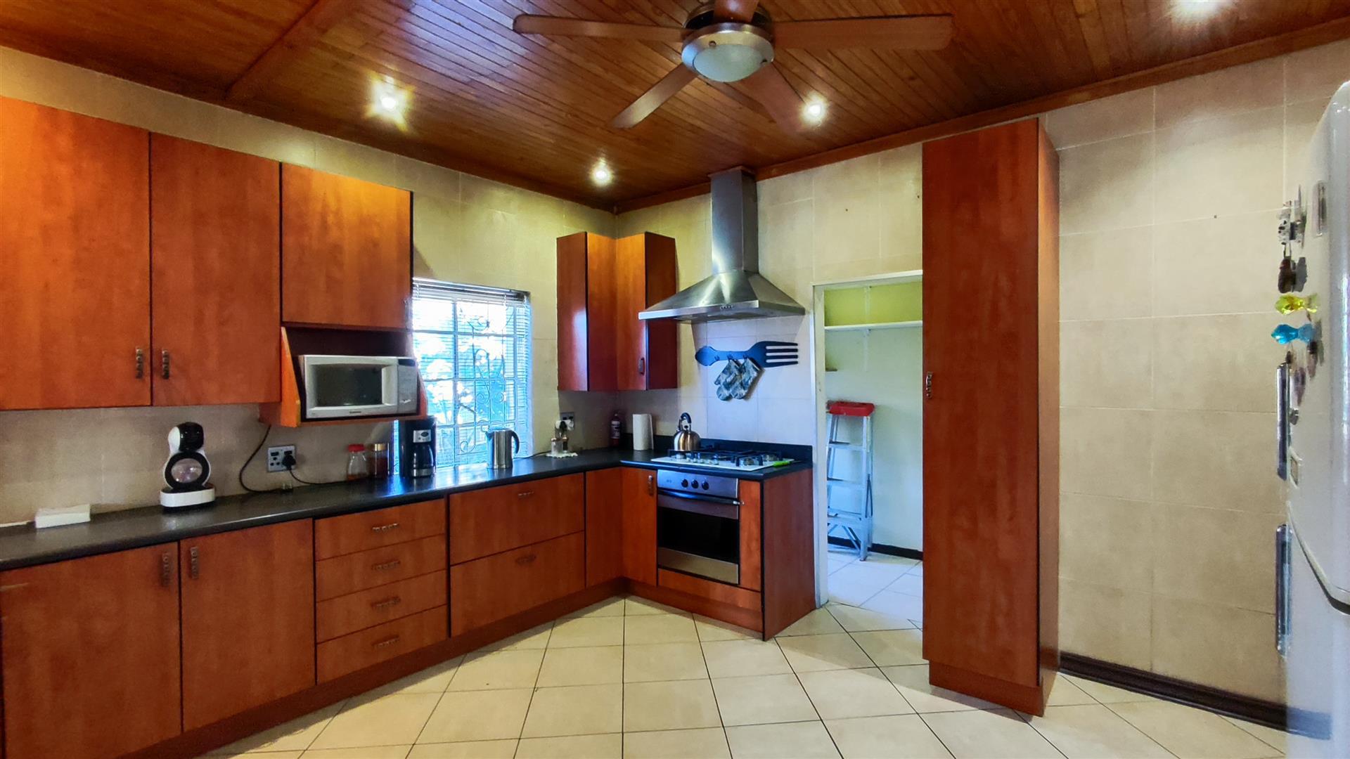Kitchen - 22 square meters of property in Dalview
