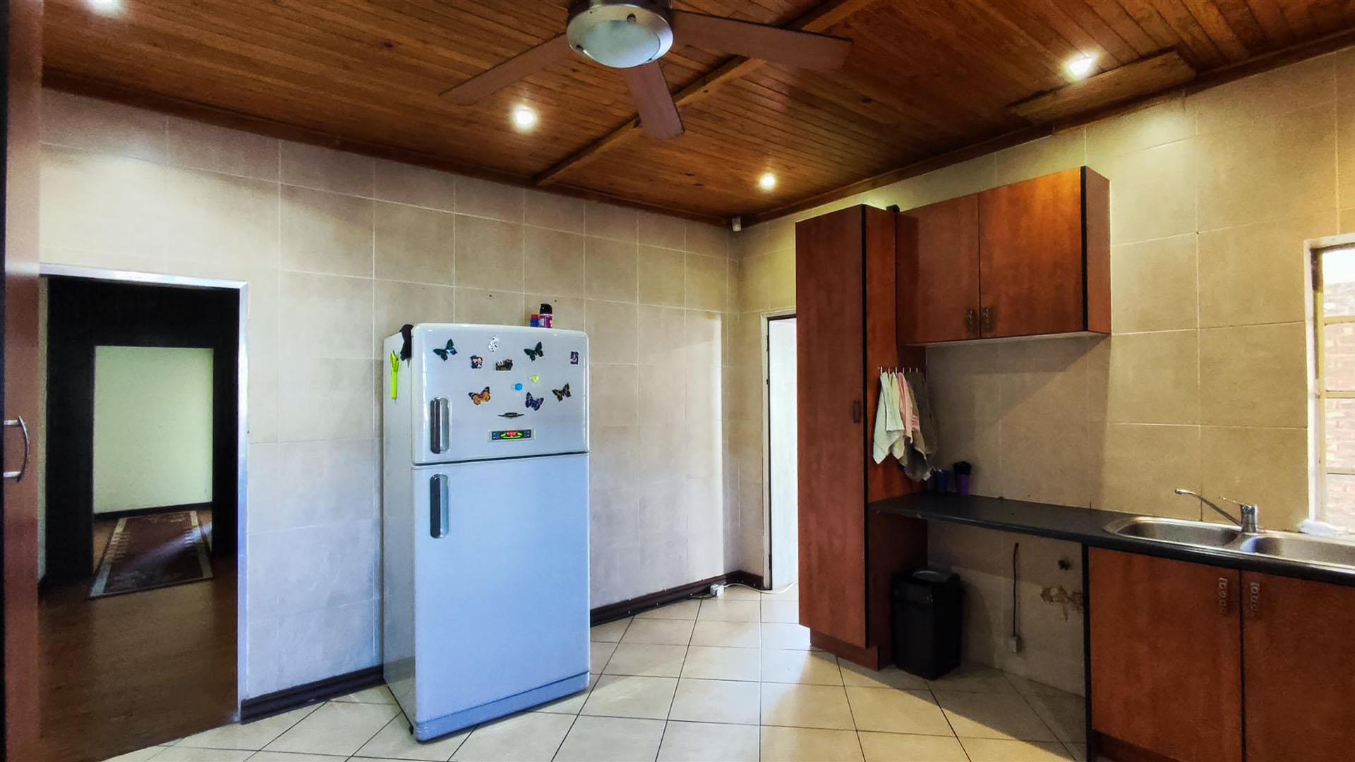 Kitchen - 22 square meters of property in Dalview